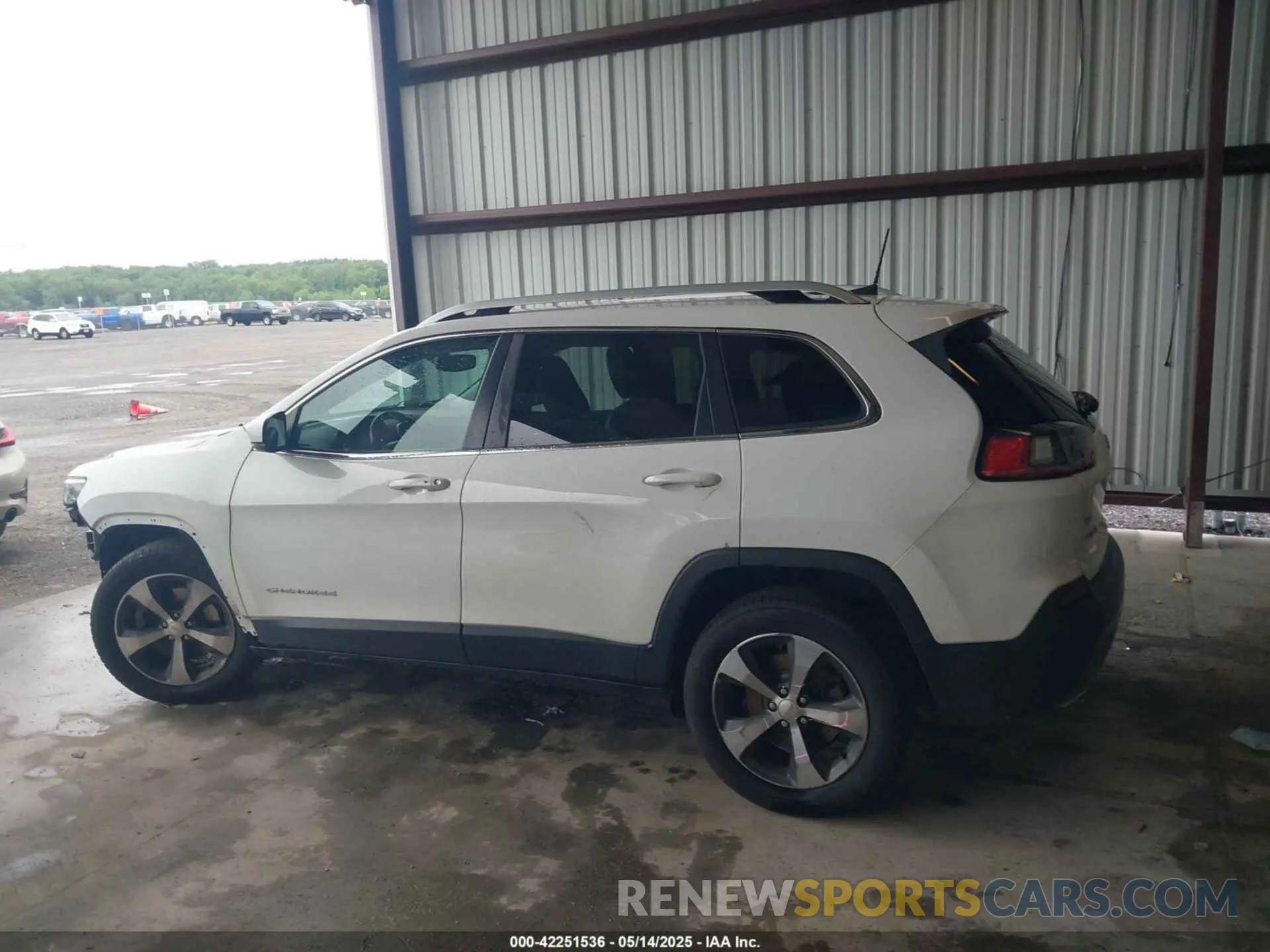 15 Photograph of a damaged car 1C4PJMDXXKD198284 JEEP CHEROKEE 2019