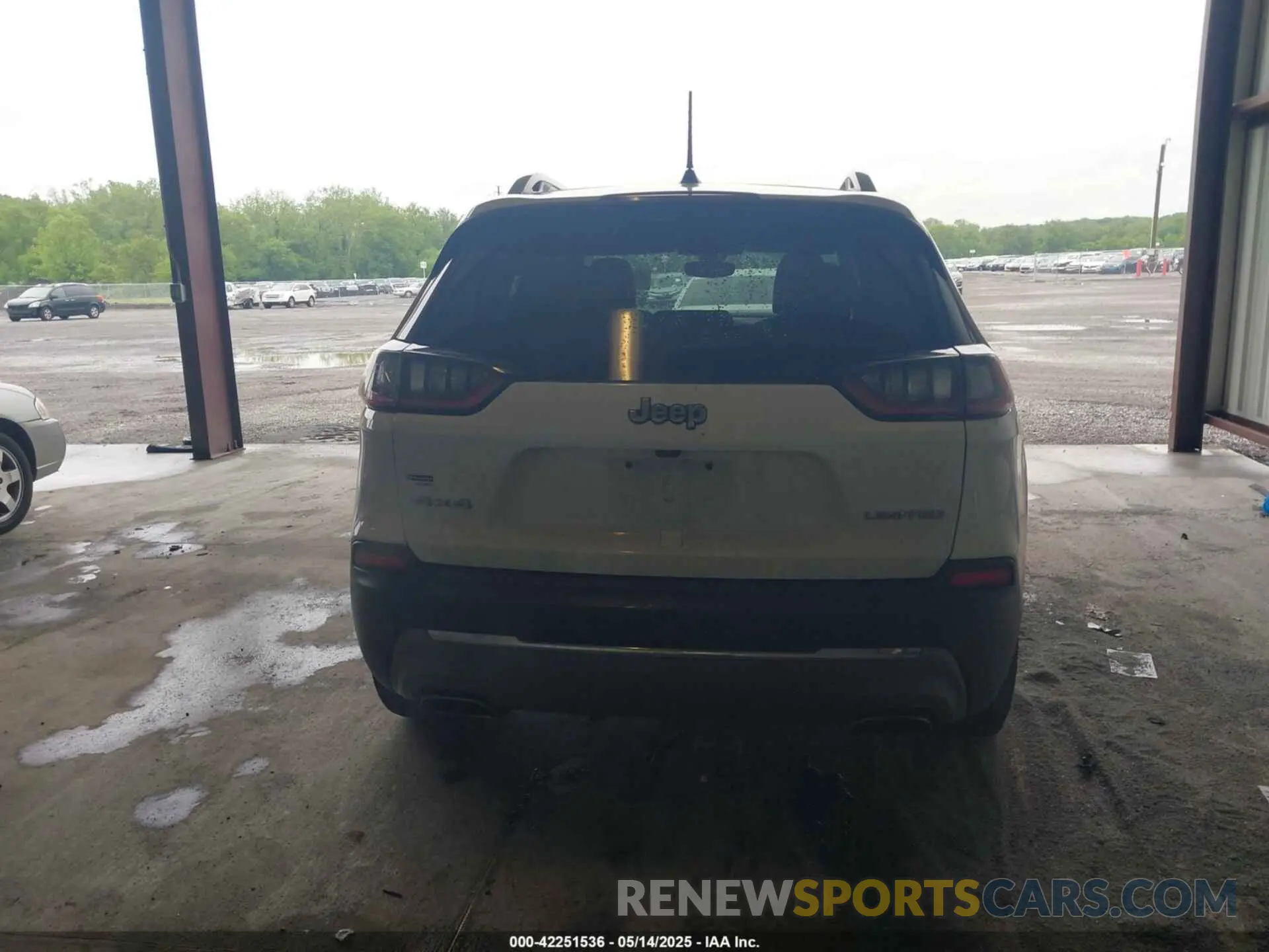 17 Photograph of a damaged car 1C4PJMDXXKD198284 JEEP CHEROKEE 2019