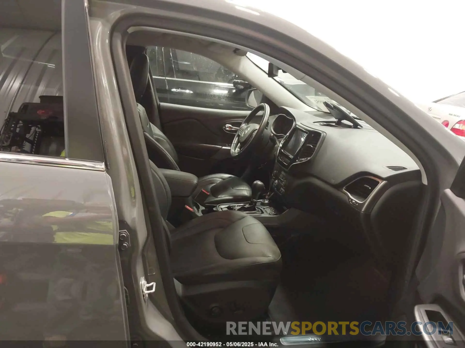 5 Photograph of a damaged car 1C4PJMDXXKD350693 JEEP CHEROKEE 2019