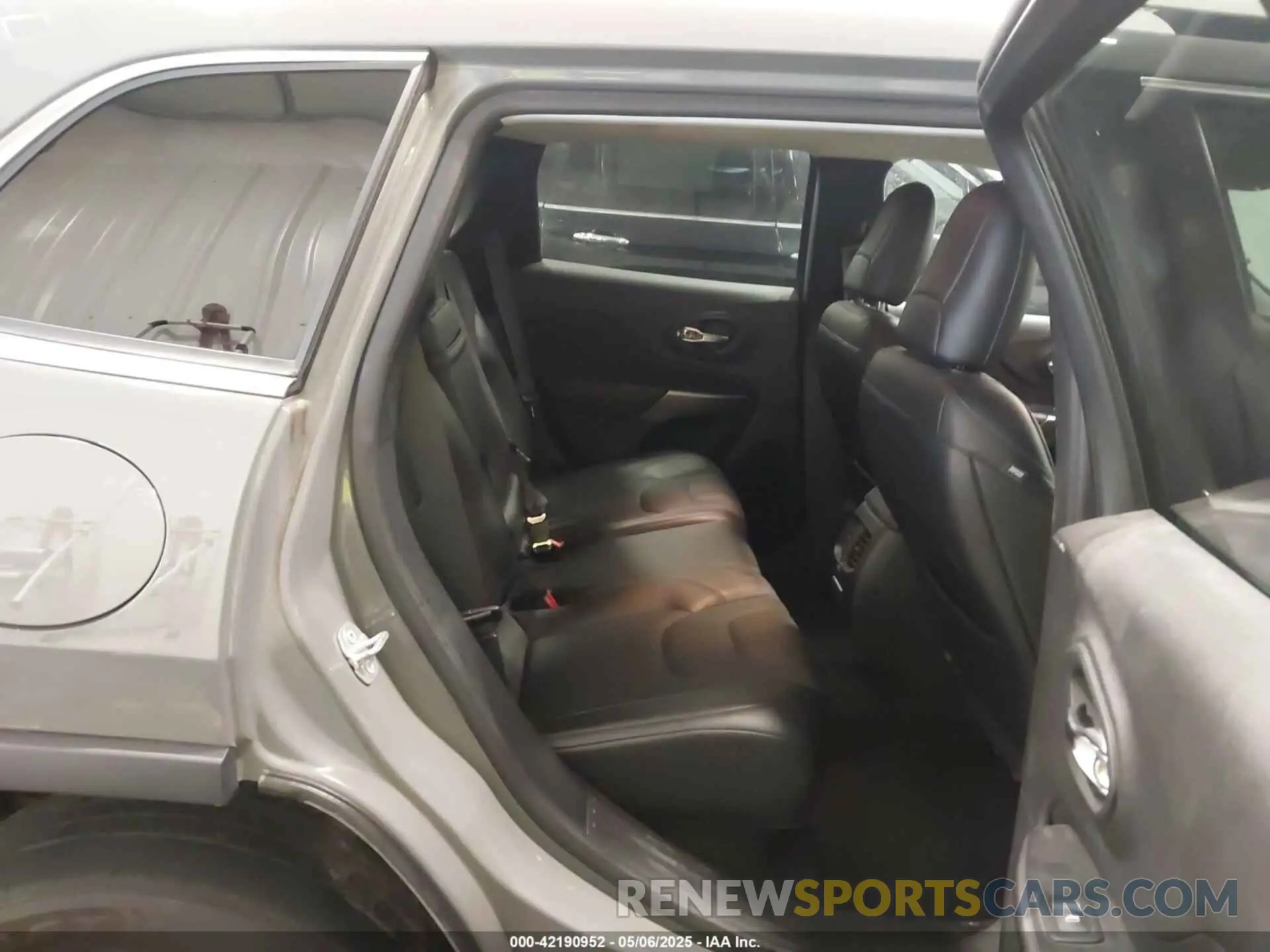 8 Photograph of a damaged car 1C4PJMDXXKD350693 JEEP CHEROKEE 2019