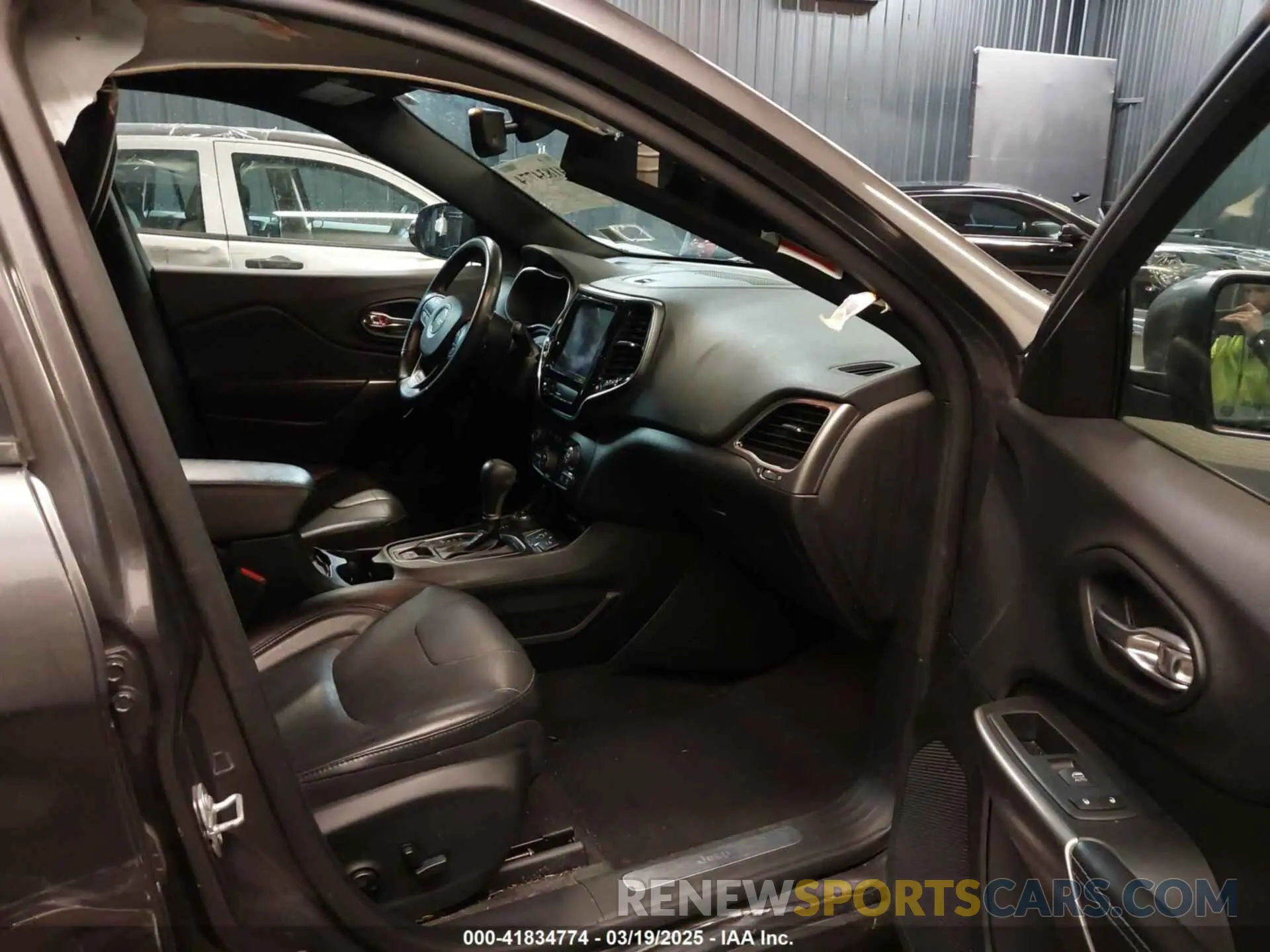5 Photograph of a damaged car 1C4PJMDXXKD354324 JEEP CHEROKEE 2019