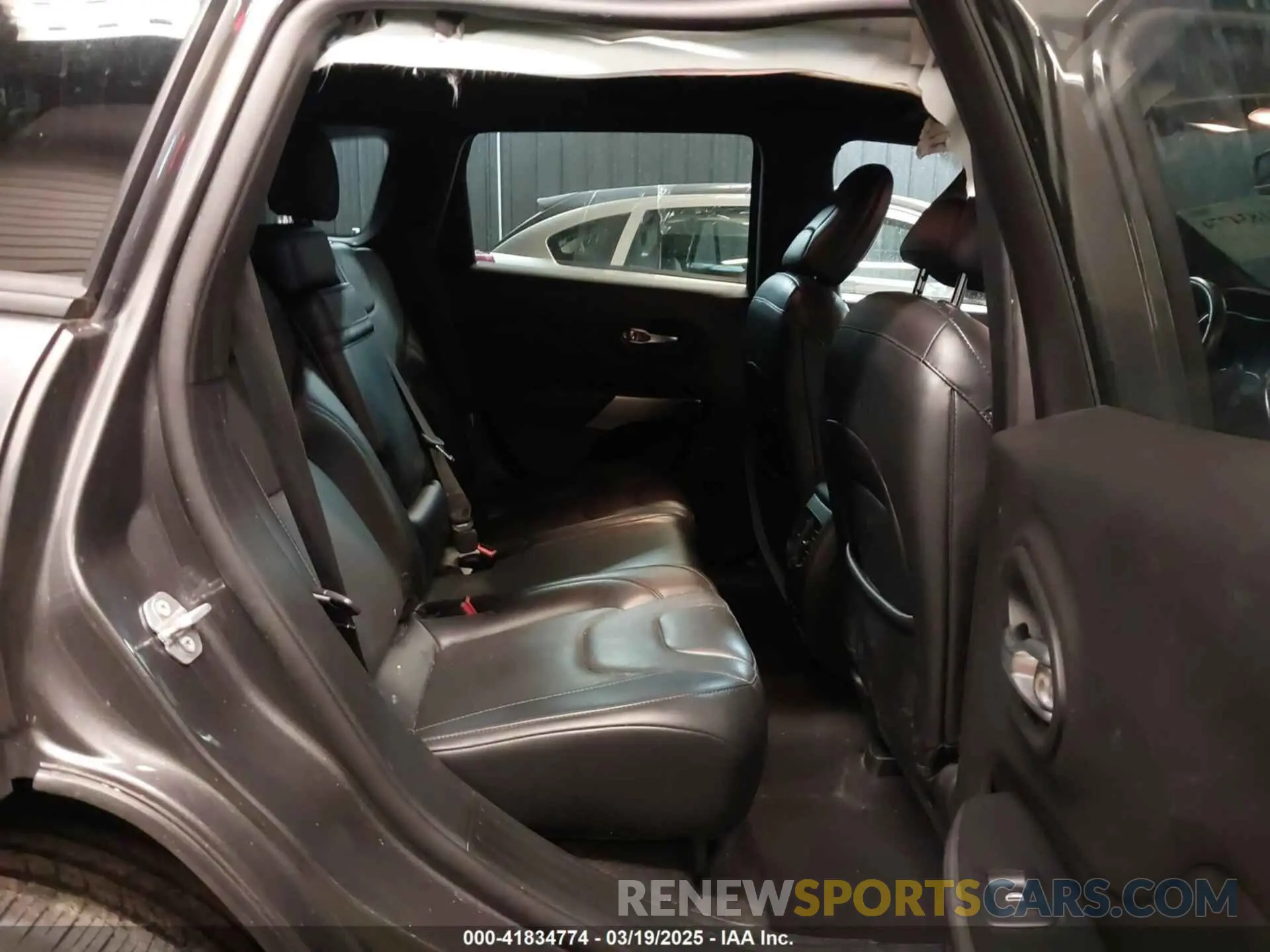 8 Photograph of a damaged car 1C4PJMDXXKD354324 JEEP CHEROKEE 2019