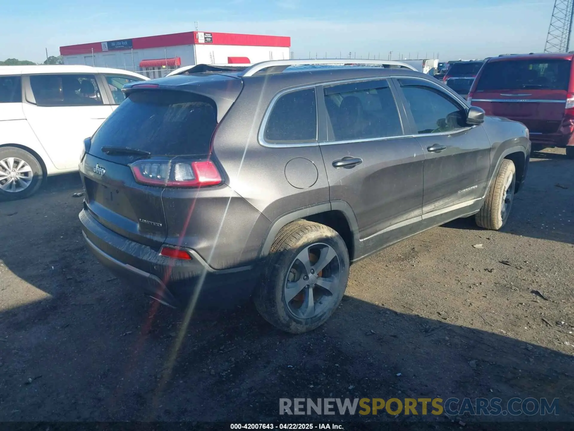 4 Photograph of a damaged car 1C4PJMDXXKD444833 JEEP CHEROKEE 2019