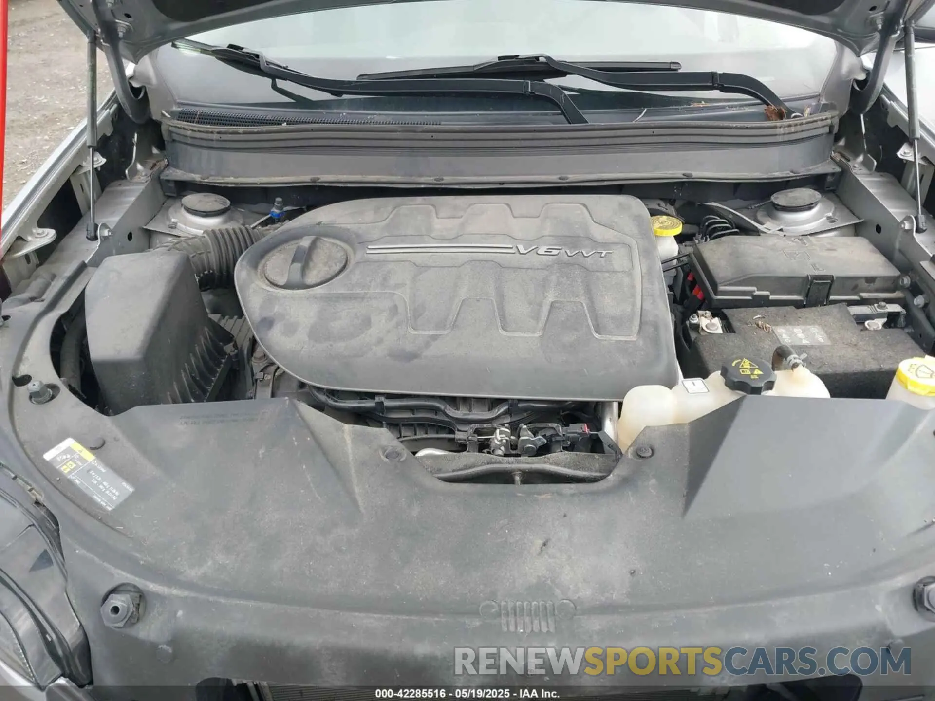 10 Photograph of a damaged car 1C4PJMDXXKD451183 JEEP CHEROKEE 2019