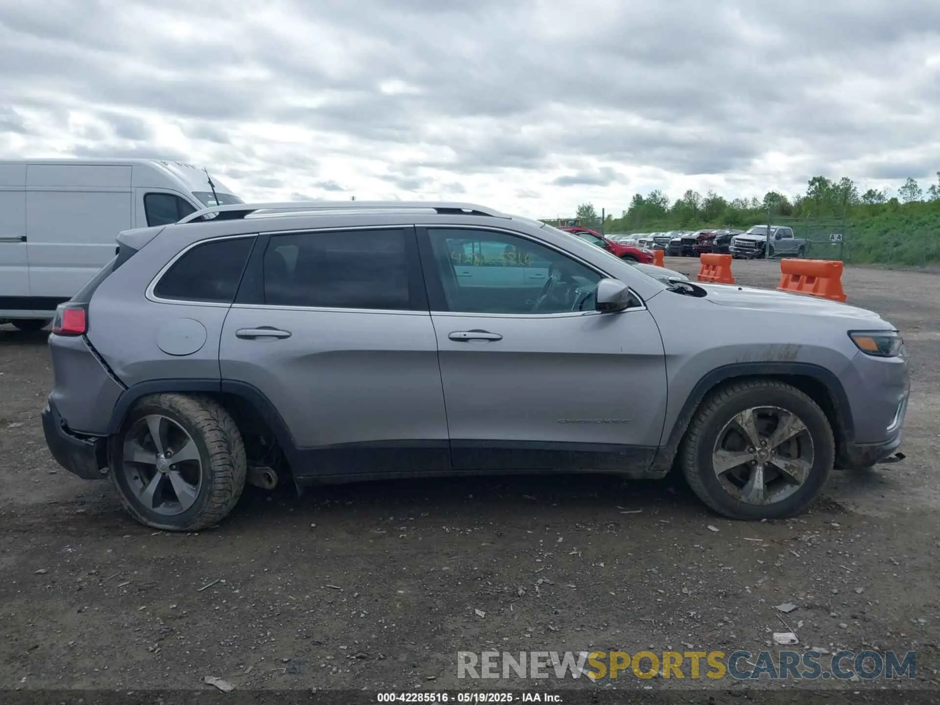 14 Photograph of a damaged car 1C4PJMDXXKD451183 JEEP CHEROKEE 2019