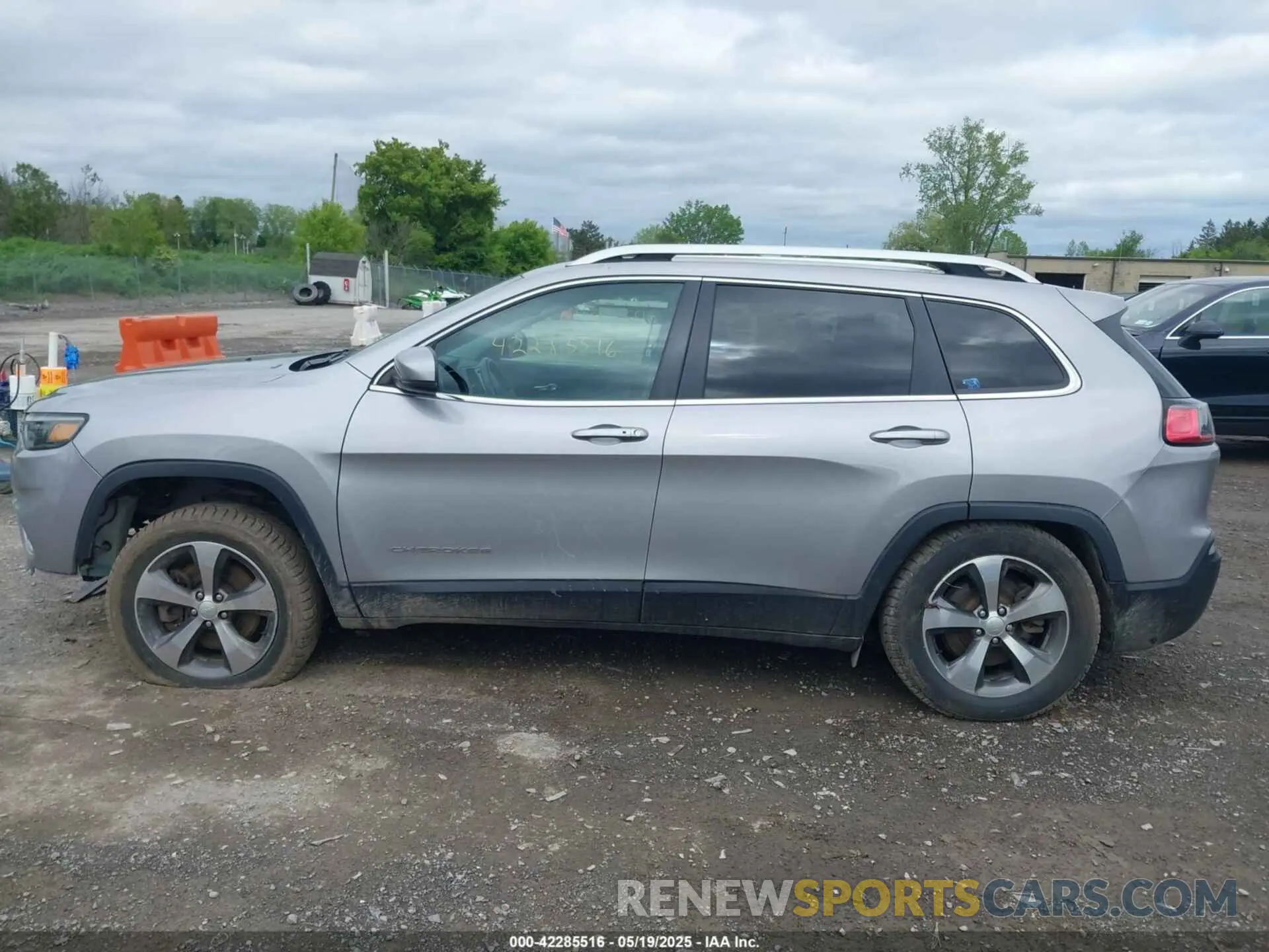 15 Photograph of a damaged car 1C4PJMDXXKD451183 JEEP CHEROKEE 2019