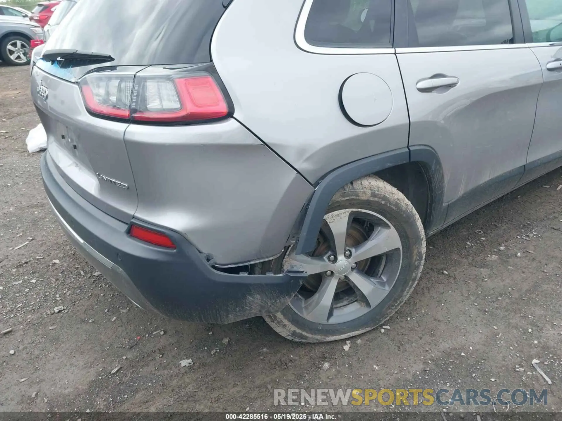 18 Photograph of a damaged car 1C4PJMDXXKD451183 JEEP CHEROKEE 2019