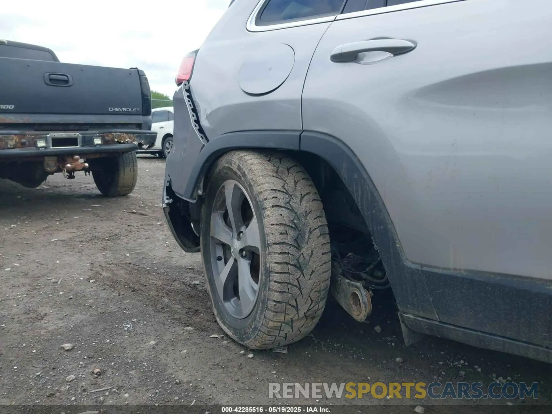 19 Photograph of a damaged car 1C4PJMDXXKD451183 JEEP CHEROKEE 2019