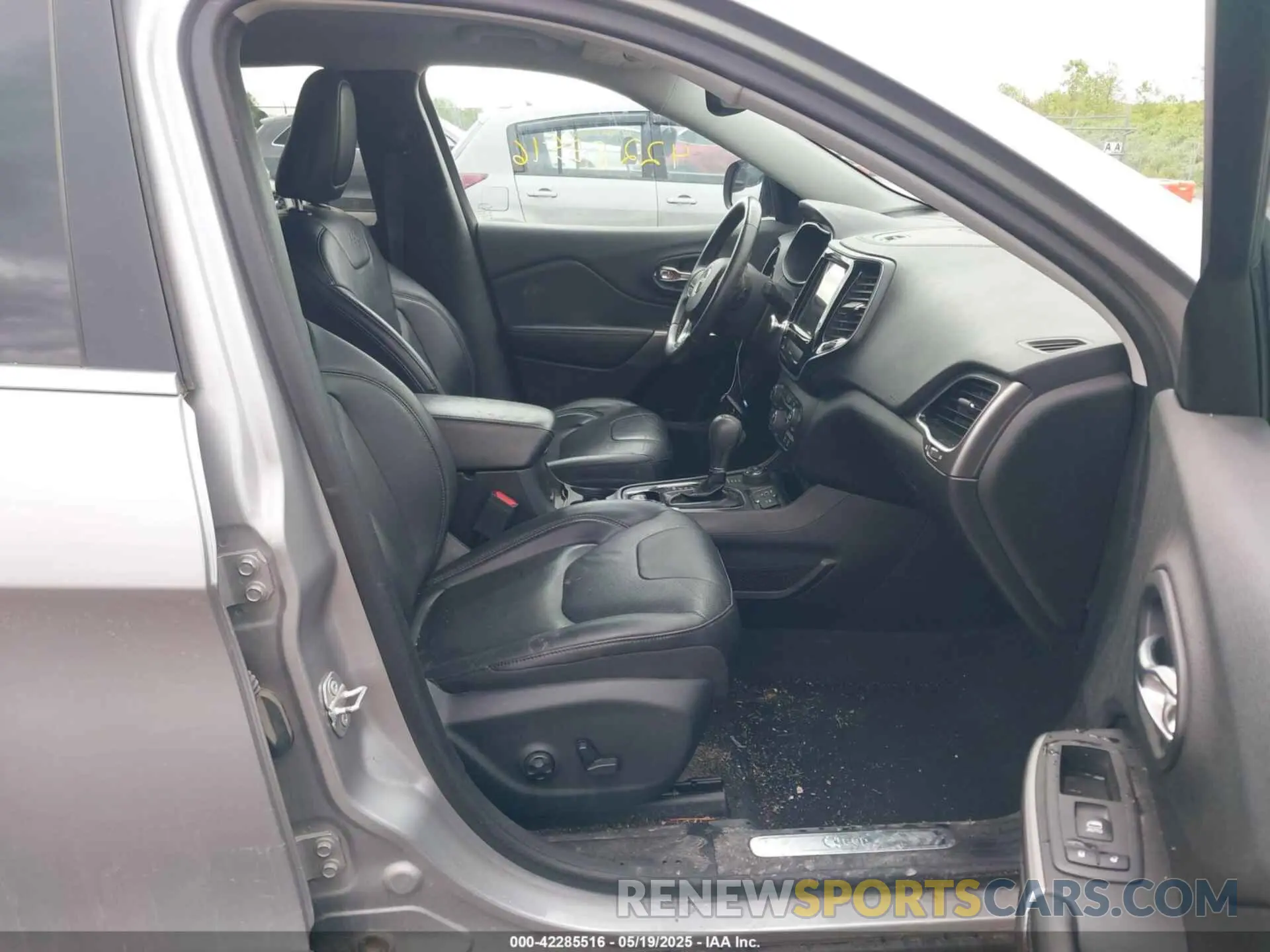 5 Photograph of a damaged car 1C4PJMDXXKD451183 JEEP CHEROKEE 2019
