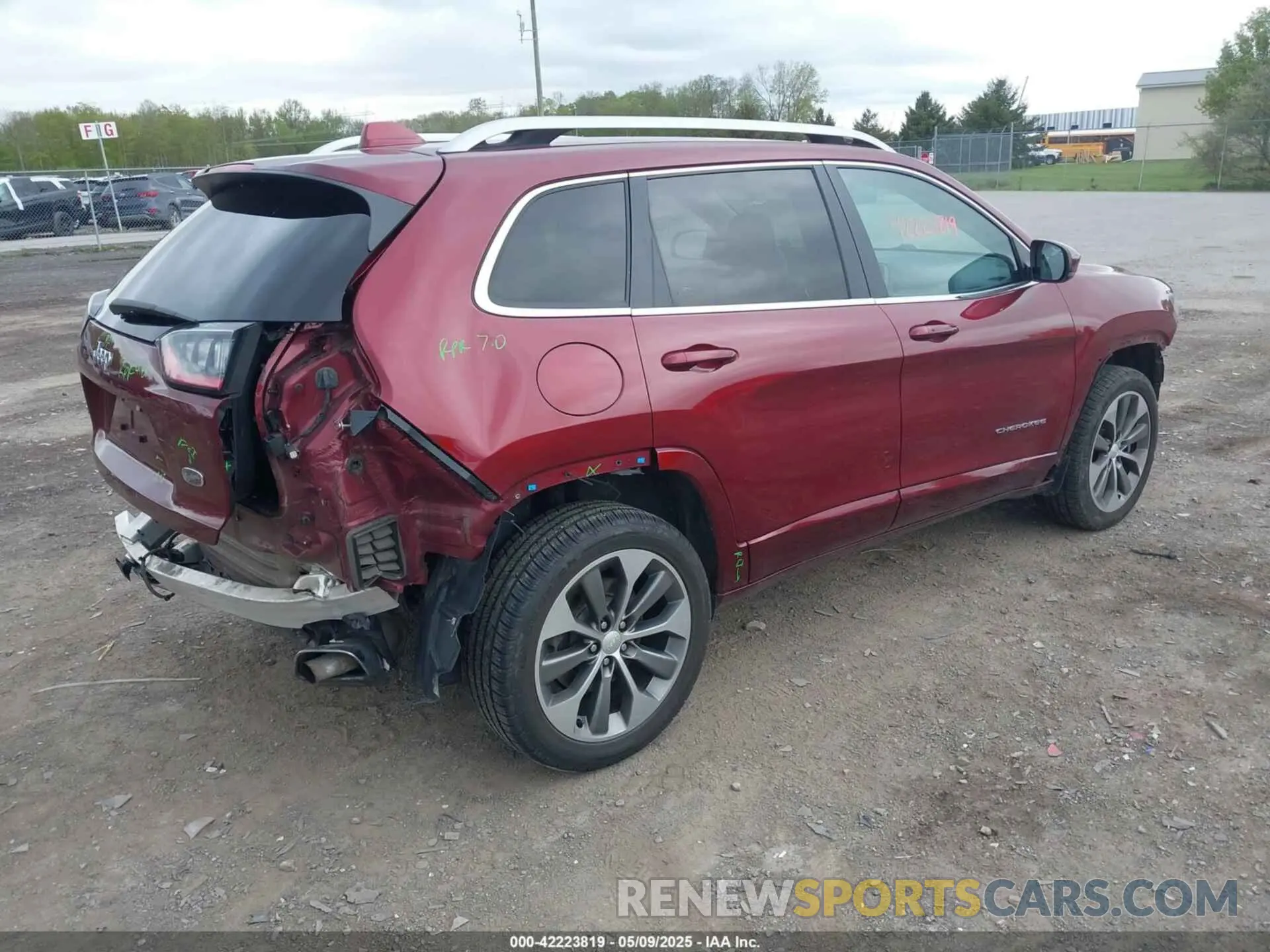 4 Photograph of a damaged car 1C4PJMJN2KD173866 JEEP CHEROKEE 2019