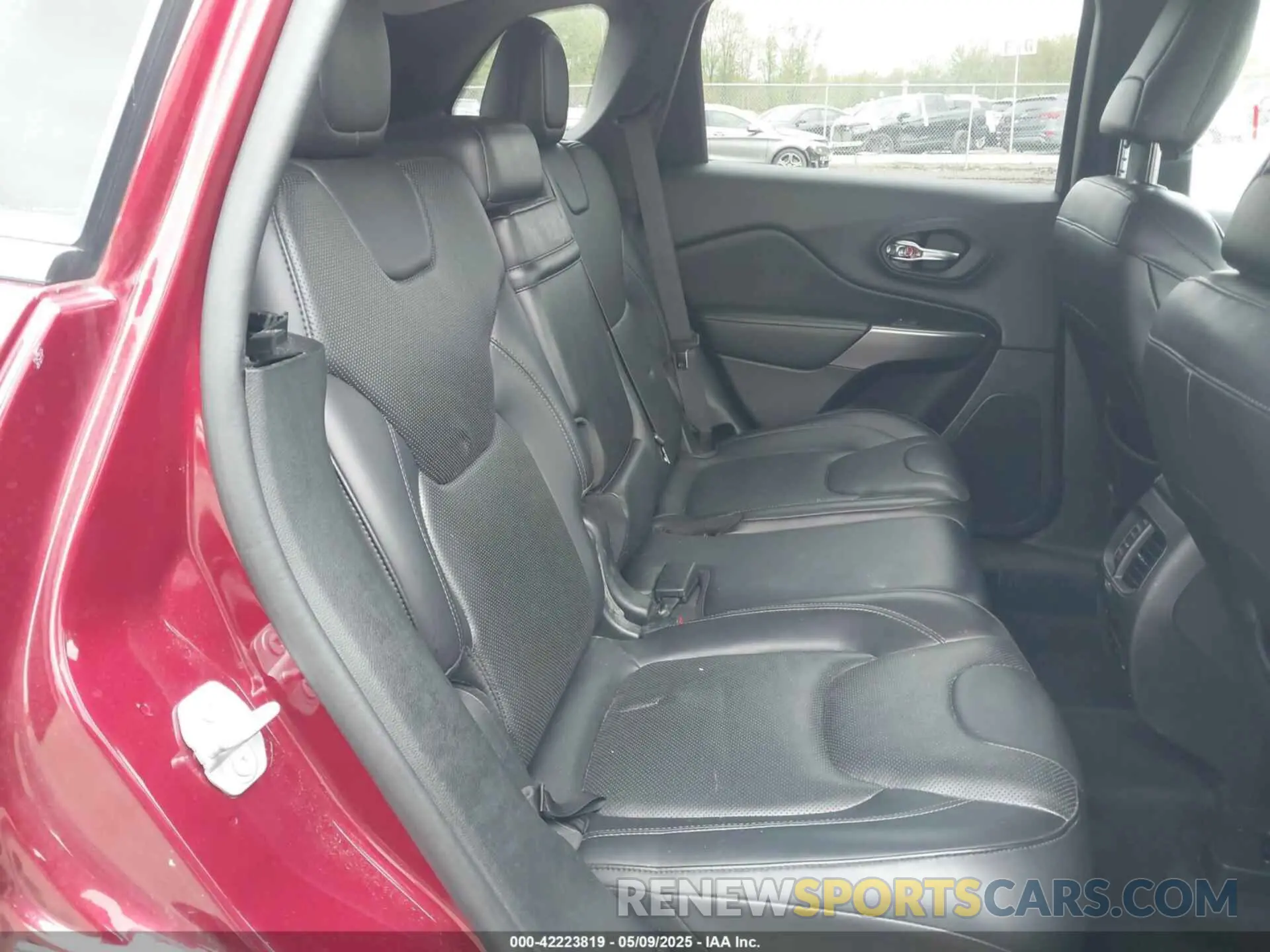 8 Photograph of a damaged car 1C4PJMJN2KD173866 JEEP CHEROKEE 2019