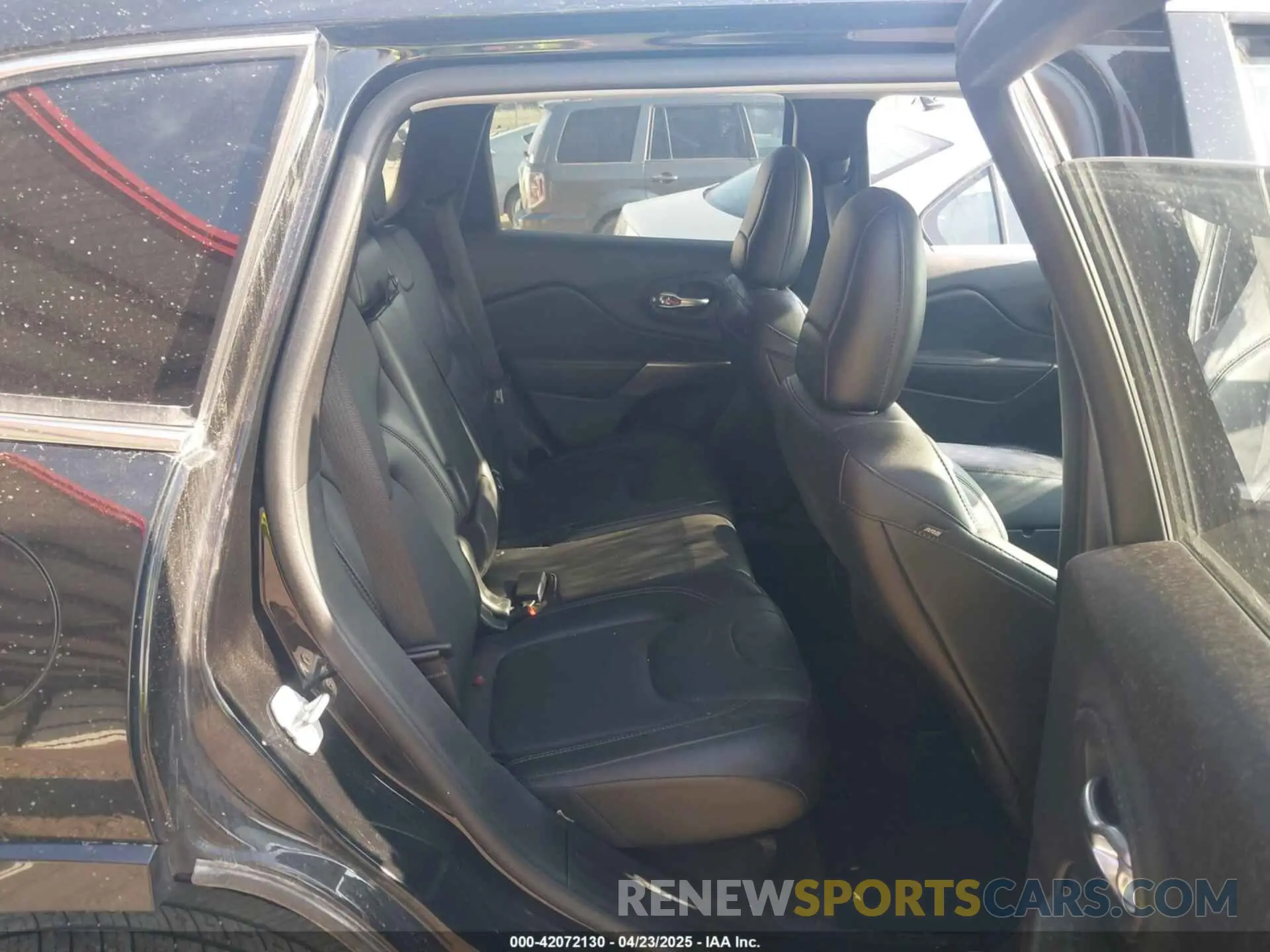 8 Photograph of a damaged car 1C4PJMJNXKD490083 JEEP CHEROKEE 2019