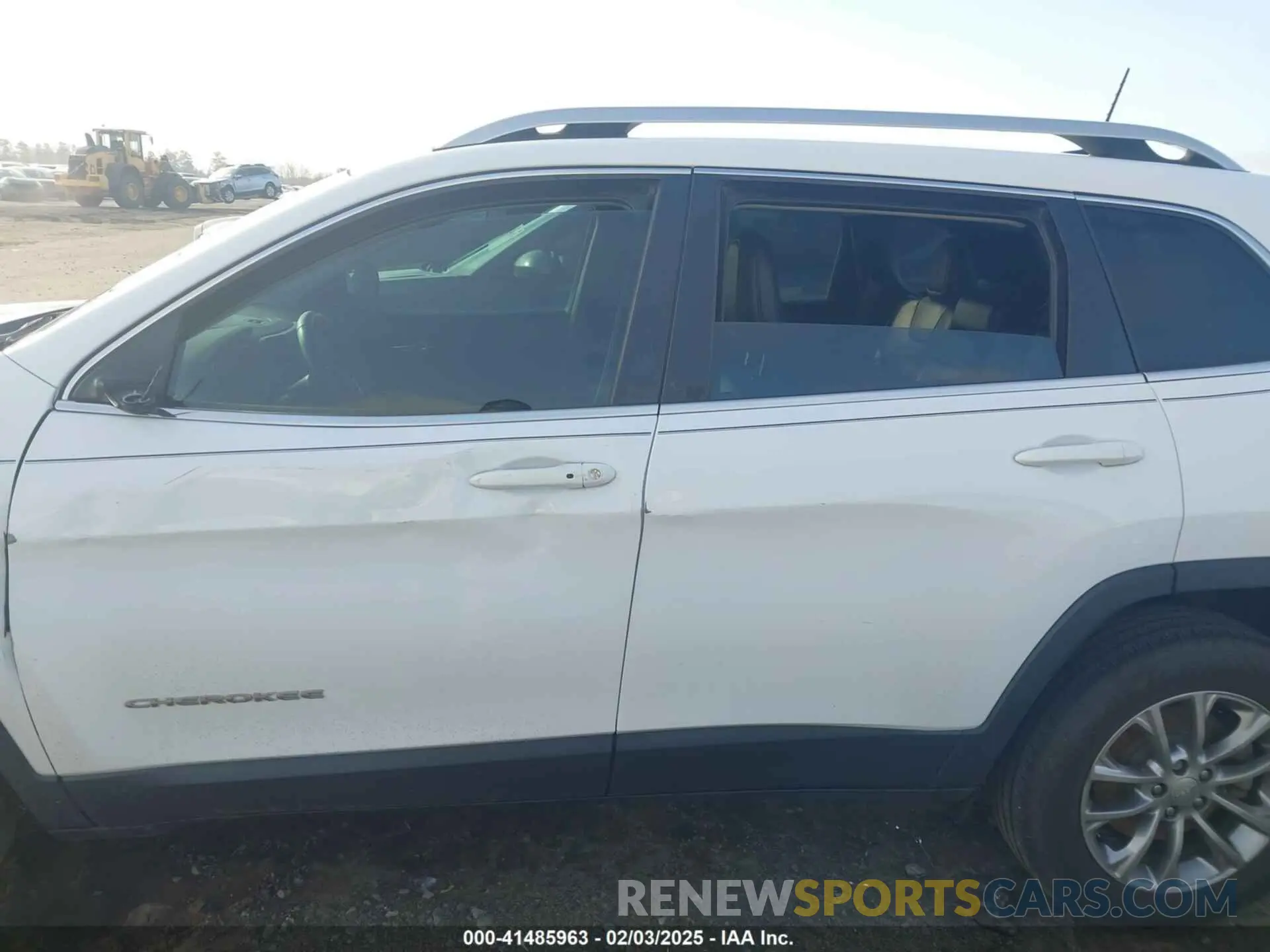 15 Photograph of a damaged car 1C4PJMLB0KD105309 JEEP CHEROKEE 2019