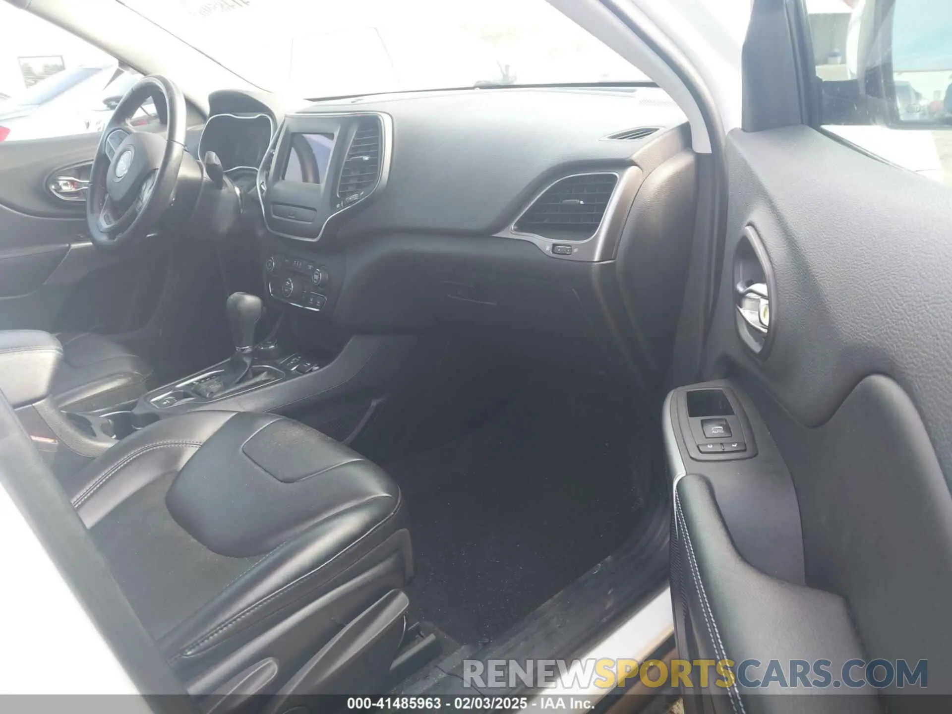 5 Photograph of a damaged car 1C4PJMLB0KD105309 JEEP CHEROKEE 2019