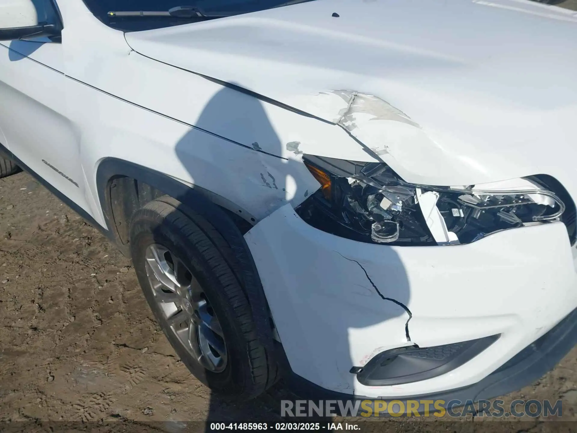 6 Photograph of a damaged car 1C4PJMLB0KD105309 JEEP CHEROKEE 2019