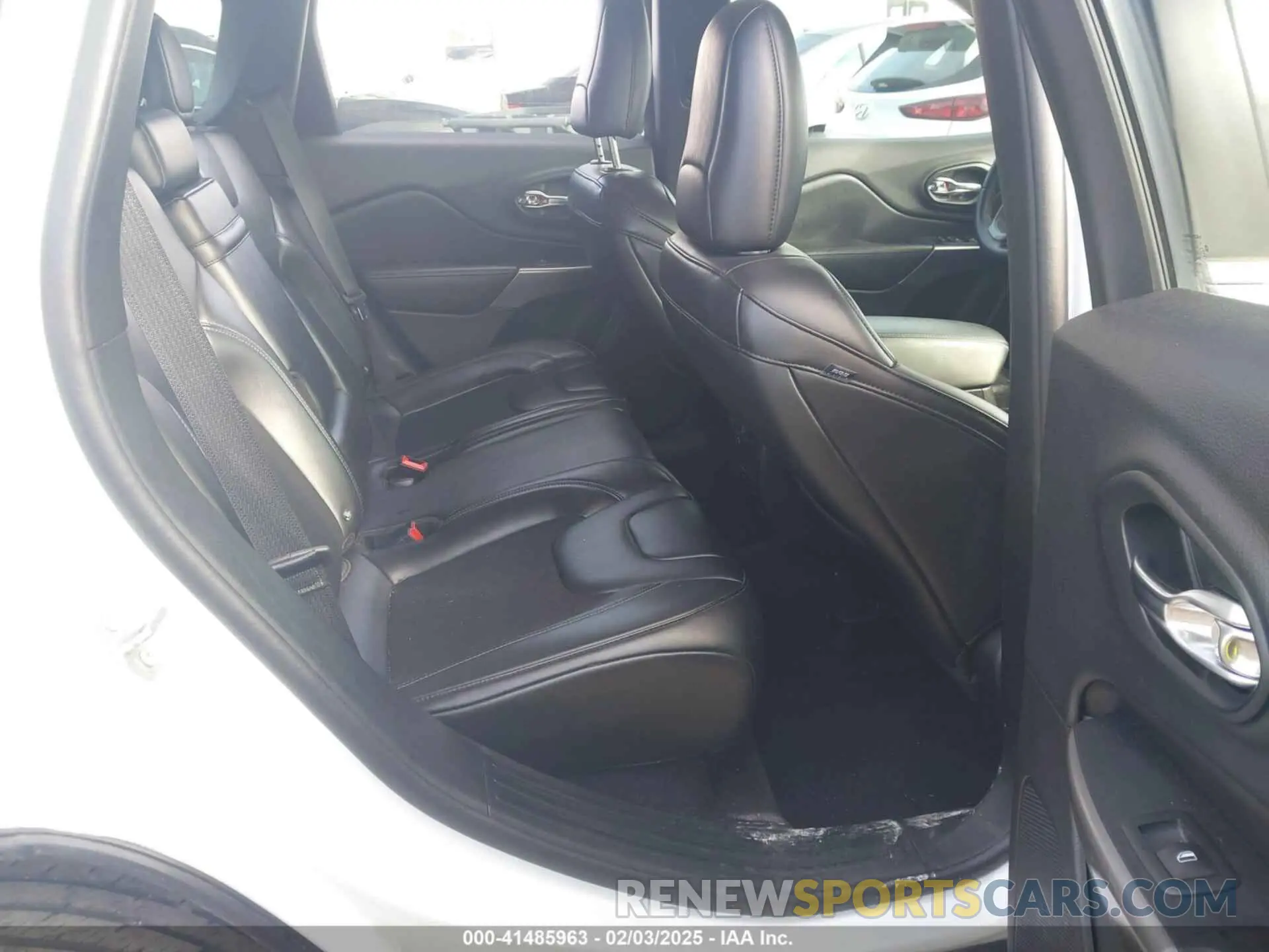 8 Photograph of a damaged car 1C4PJMLB0KD105309 JEEP CHEROKEE 2019