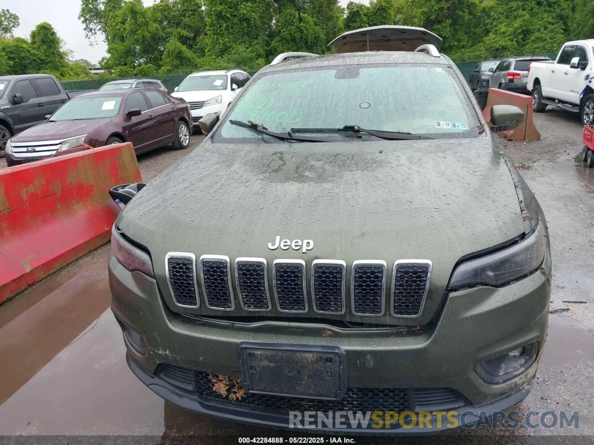 11 Photograph of a damaged car 1C4PJMLB0KD169415 JEEP CHEROKEE 2019