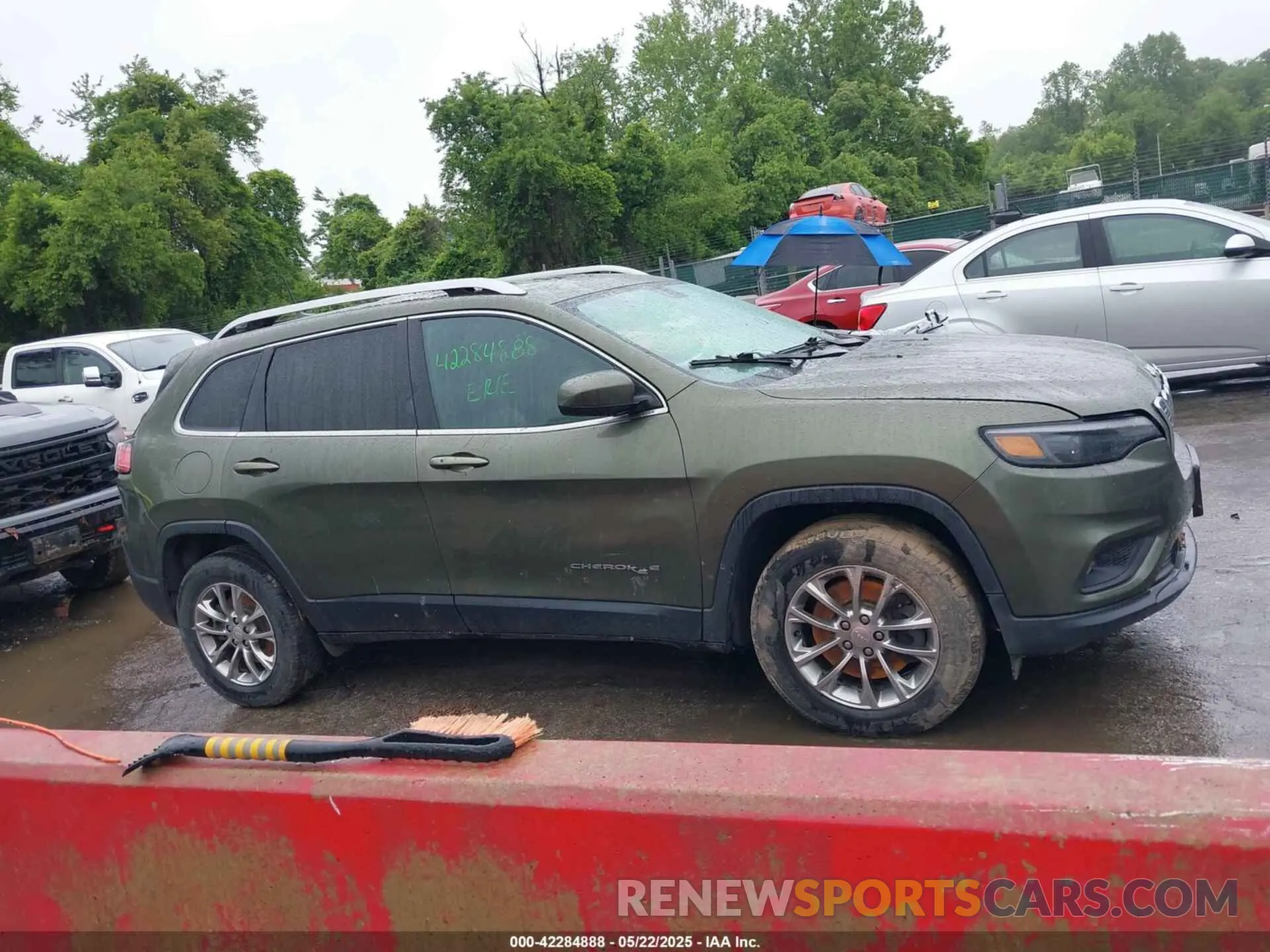 12 Photograph of a damaged car 1C4PJMLB0KD169415 JEEP CHEROKEE 2019