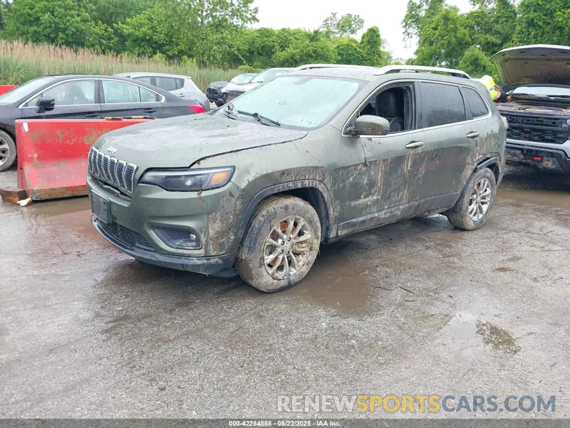 2 Photograph of a damaged car 1C4PJMLB0KD169415 JEEP CHEROKEE 2019
