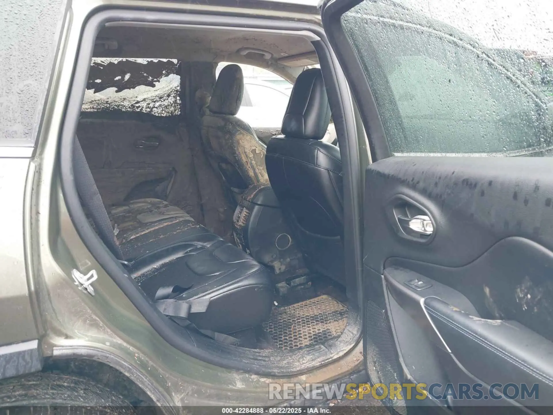 8 Photograph of a damaged car 1C4PJMLB0KD169415 JEEP CHEROKEE 2019