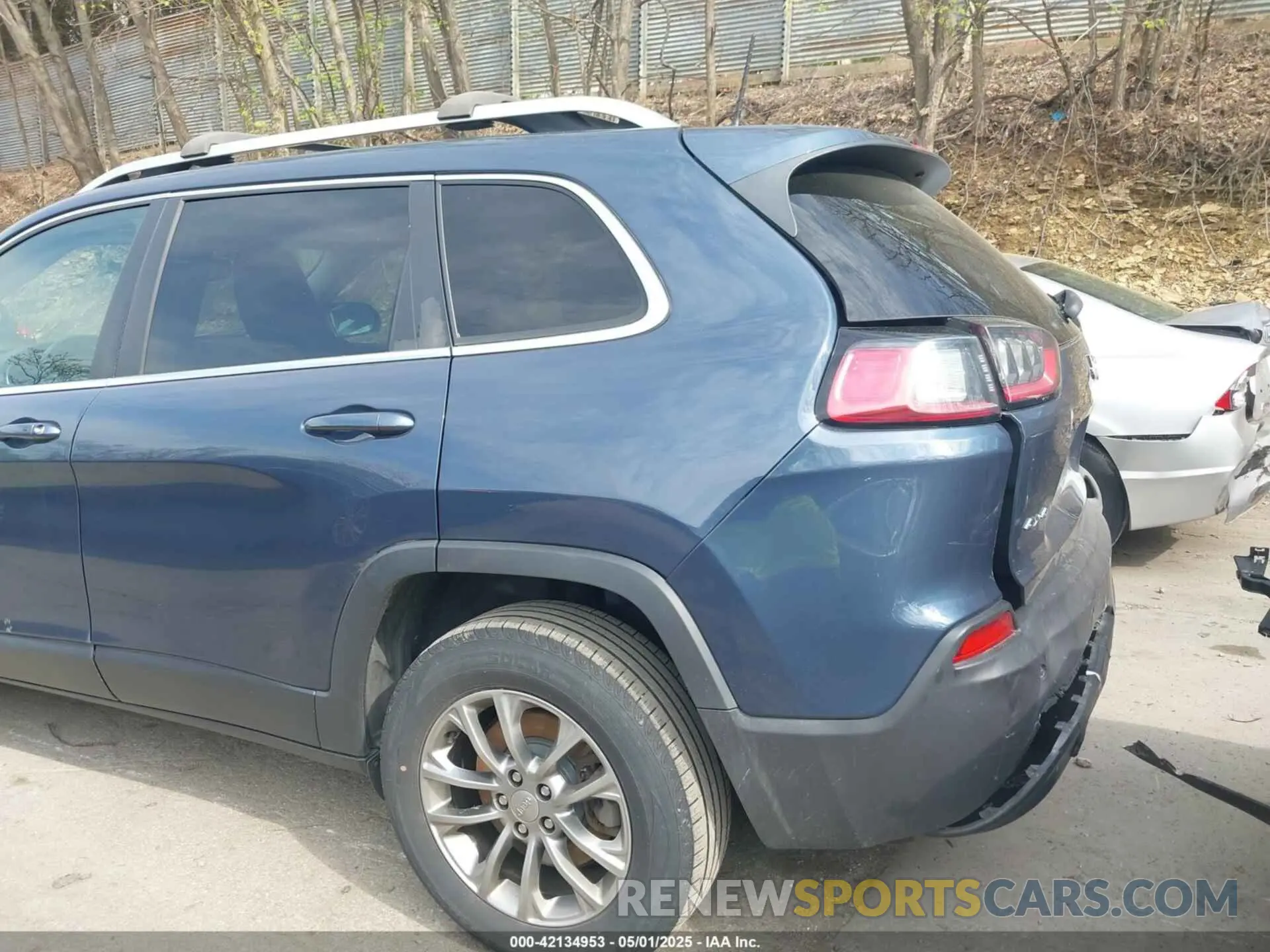 18 Photograph of a damaged car 1C4PJMLB0KD481881 JEEP CHEROKEE 2019