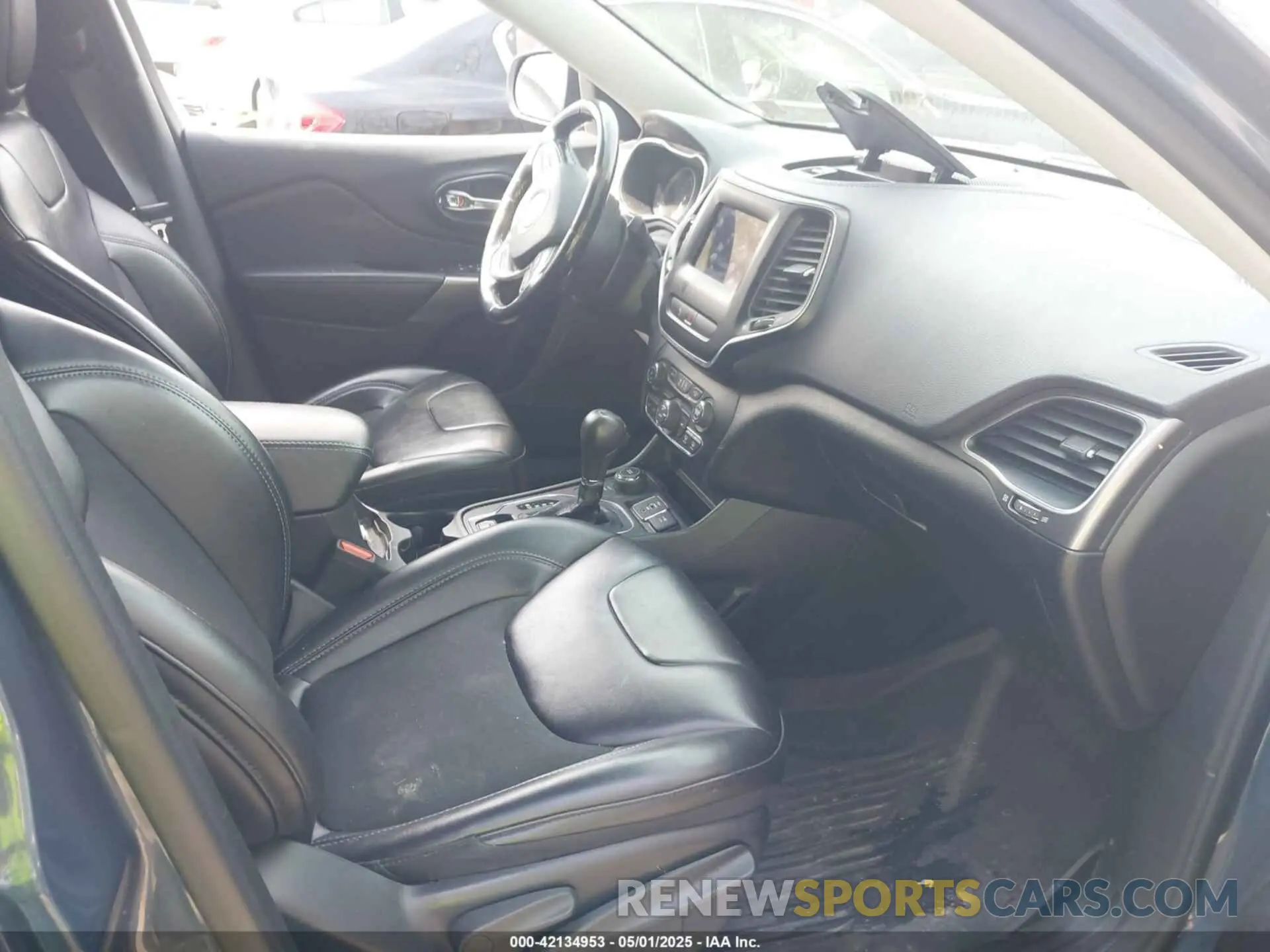 5 Photograph of a damaged car 1C4PJMLB0KD481881 JEEP CHEROKEE 2019