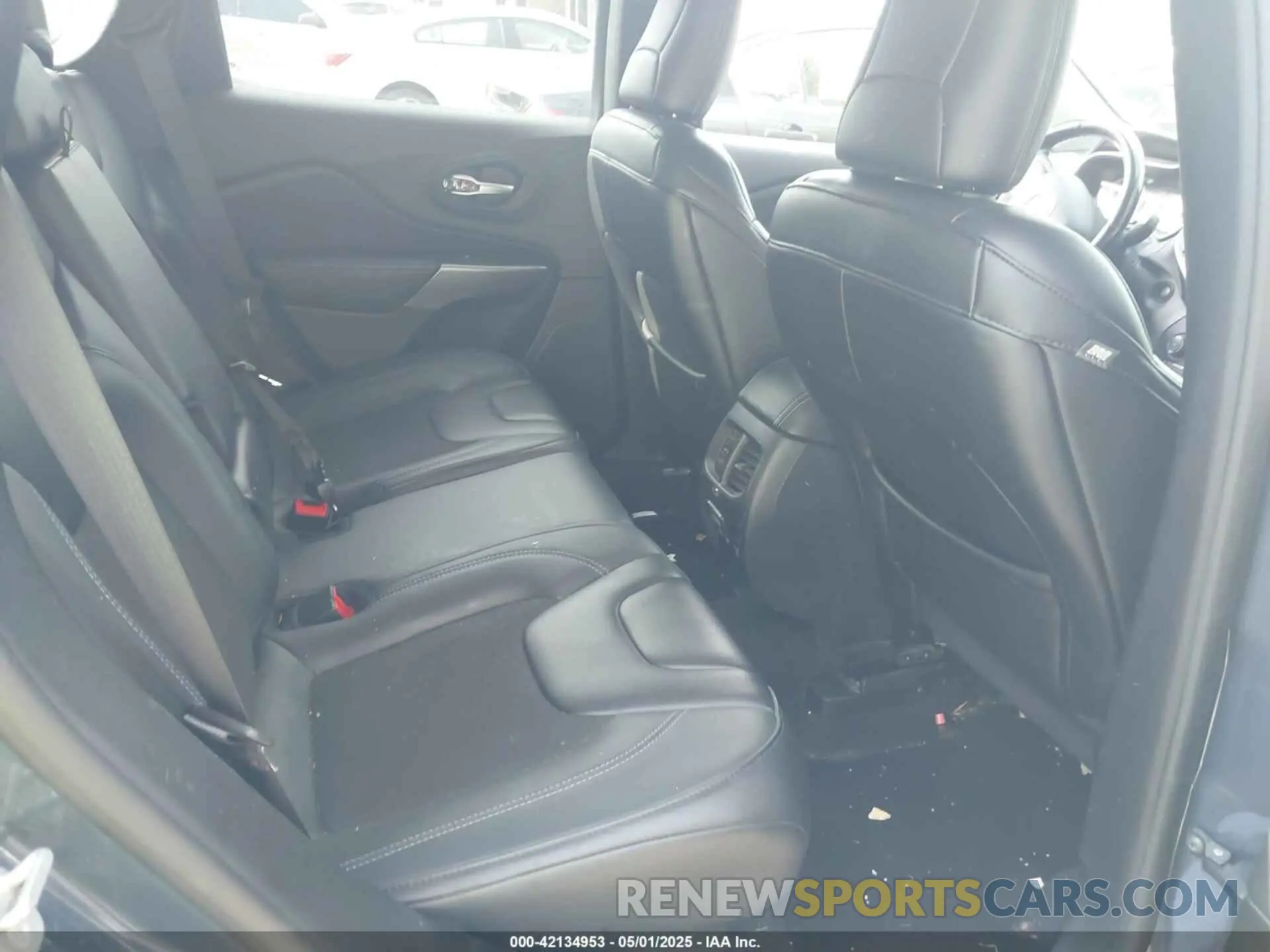 8 Photograph of a damaged car 1C4PJMLB0KD481881 JEEP CHEROKEE 2019