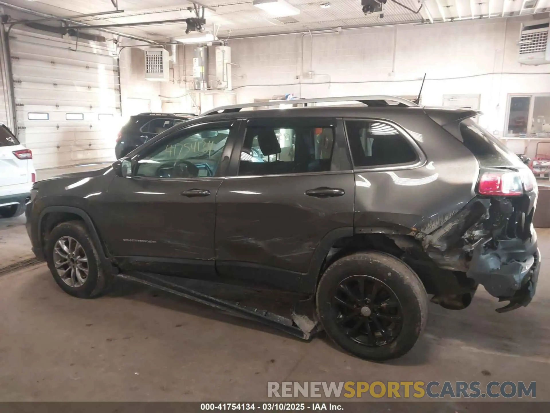 14 Photograph of a damaged car 1C4PJMLB1KD139940 JEEP CHEROKEE 2019