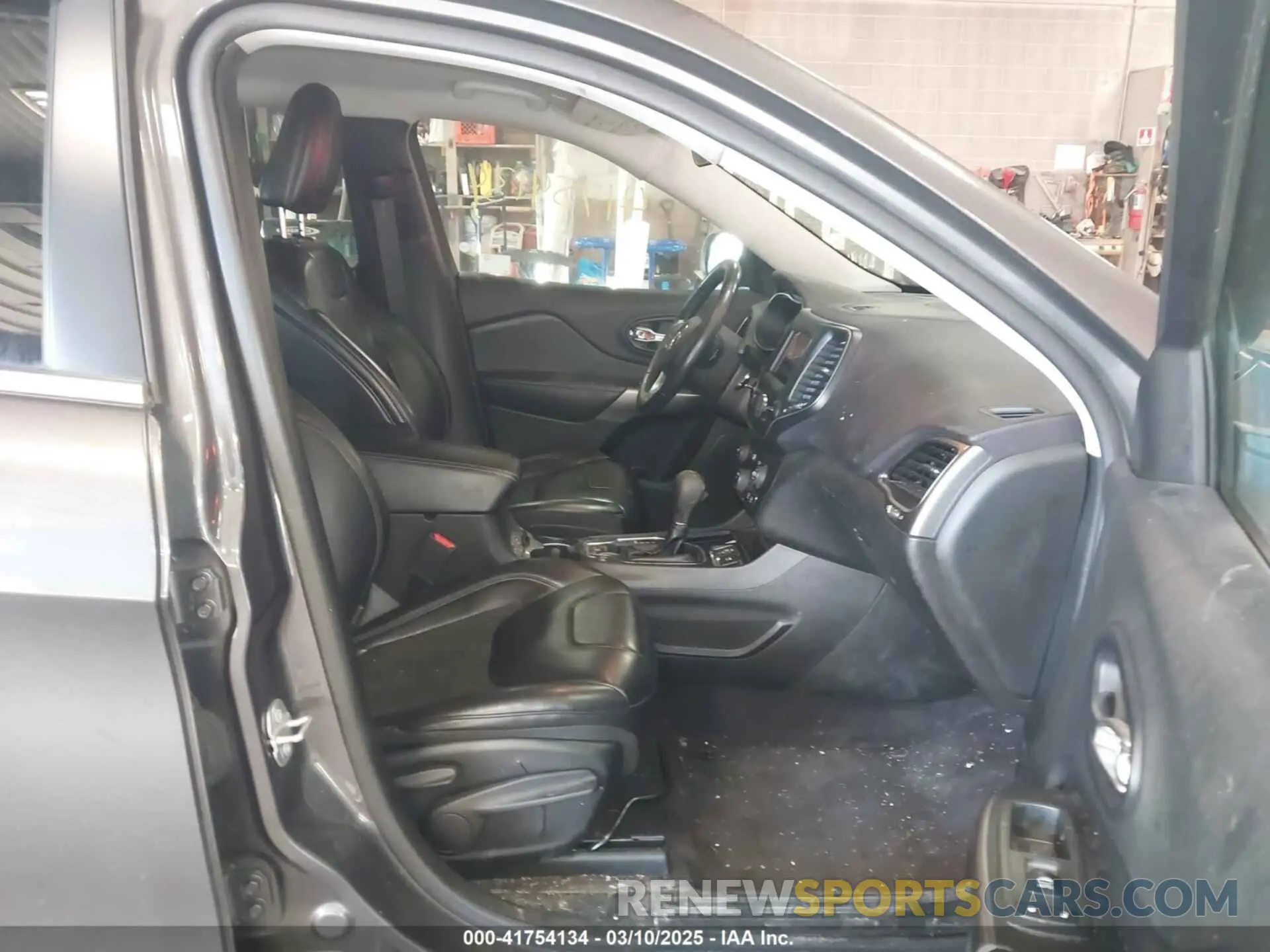 5 Photograph of a damaged car 1C4PJMLB1KD139940 JEEP CHEROKEE 2019