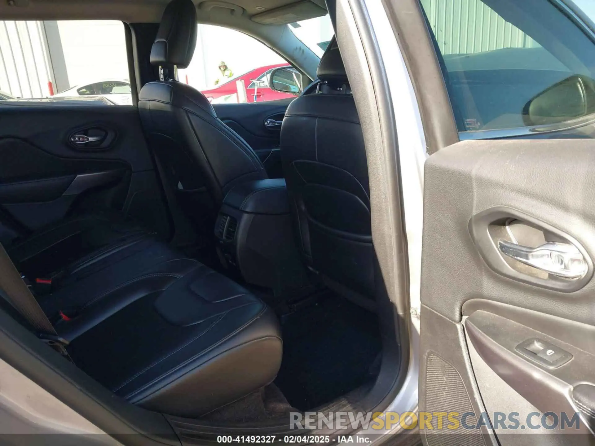 8 Photograph of a damaged car 1C4PJMLB1KD166927 JEEP CHEROKEE 2019