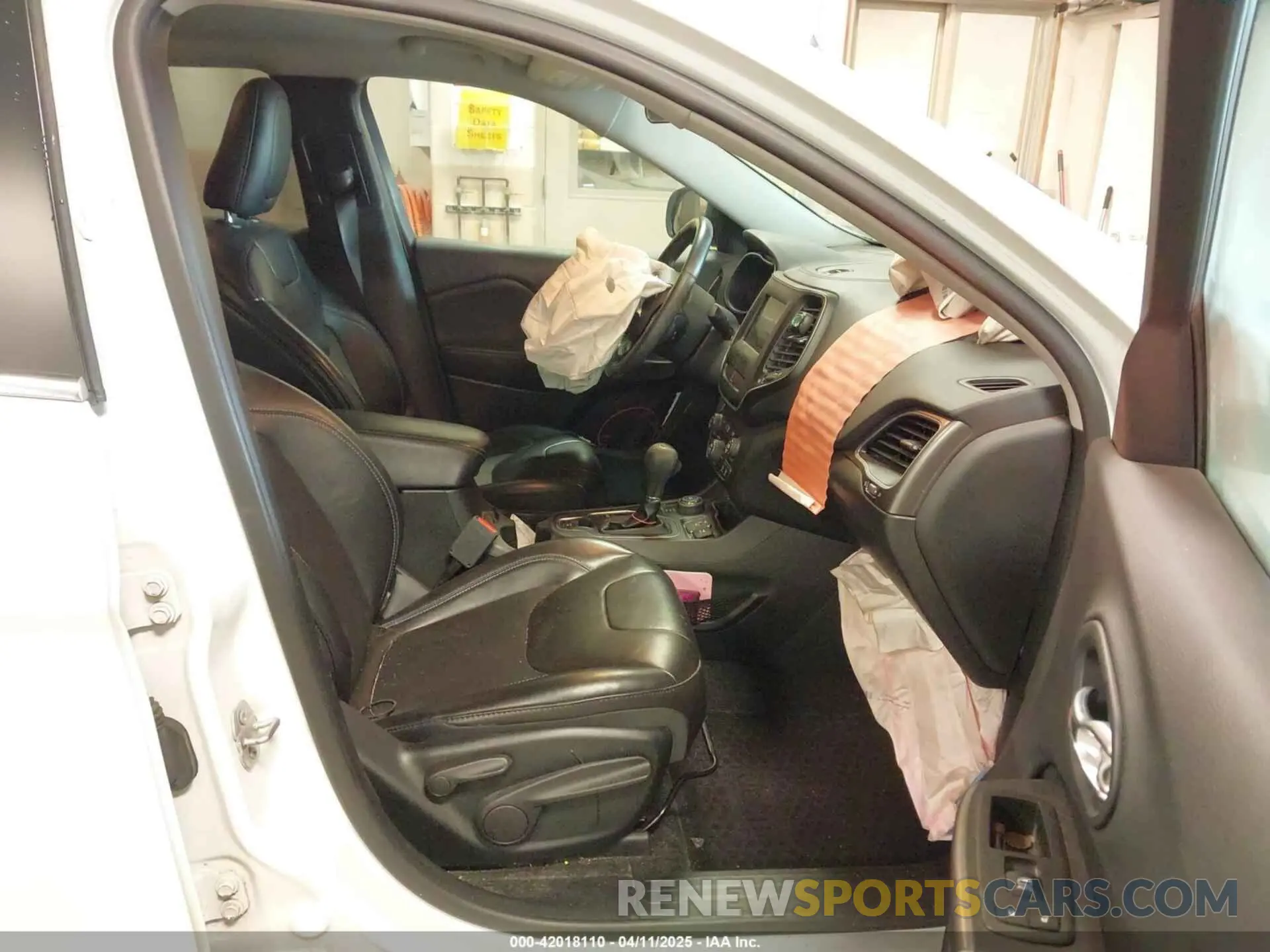 5 Photograph of a damaged car 1C4PJMLB1KD254697 JEEP CHEROKEE 2019