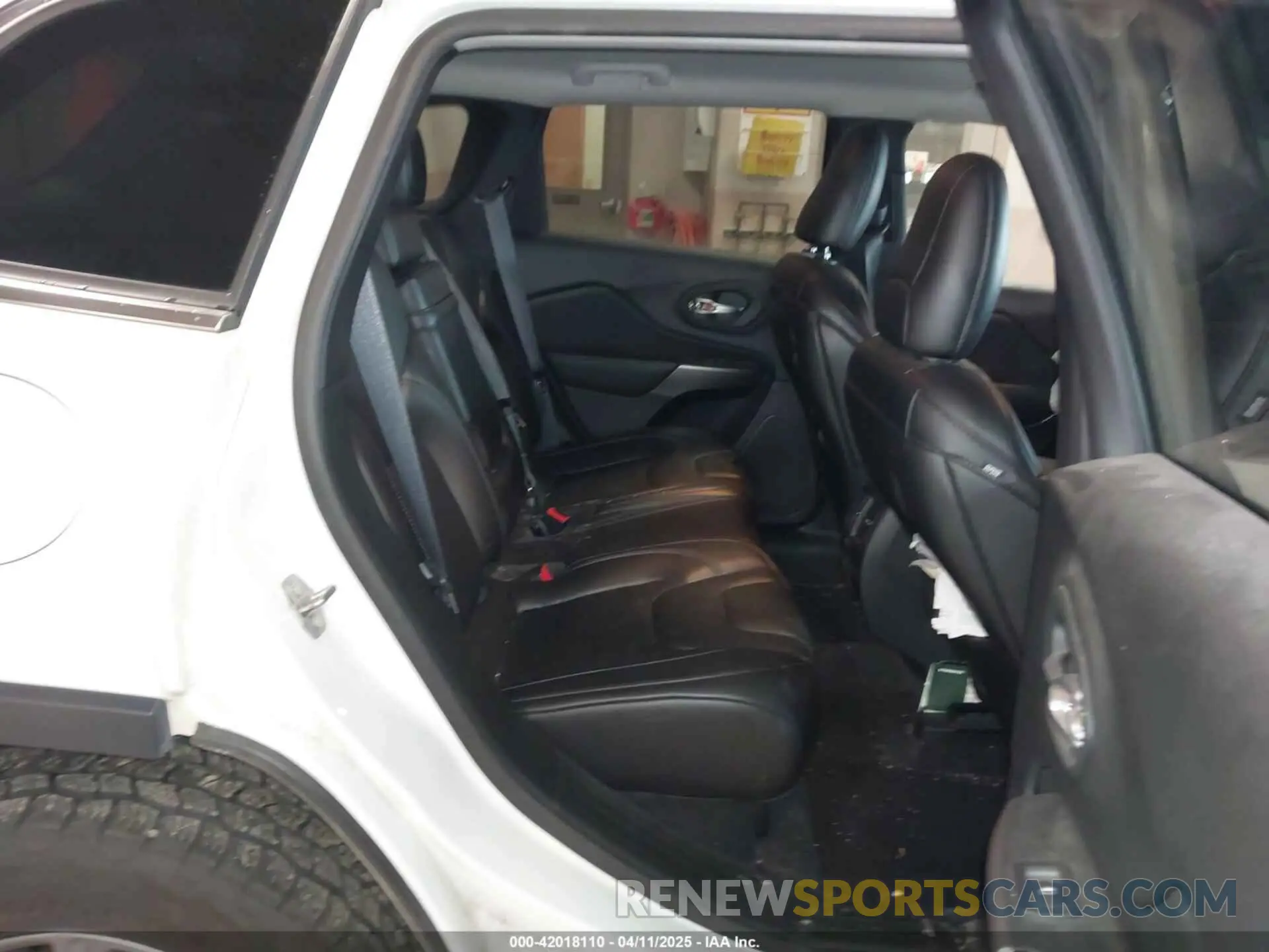 8 Photograph of a damaged car 1C4PJMLB1KD254697 JEEP CHEROKEE 2019