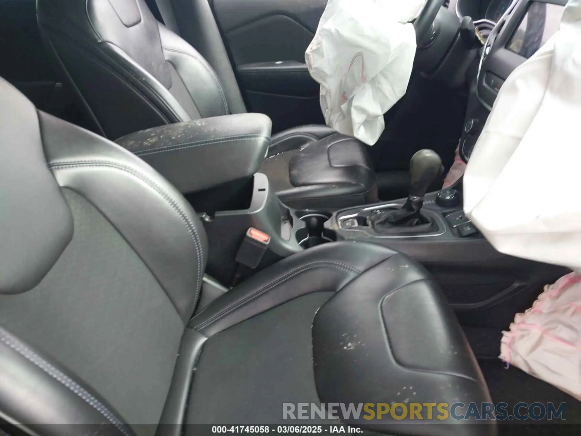 5 Photograph of a damaged car 1C4PJMLB2KD101505 JEEP CHEROKEE 2019