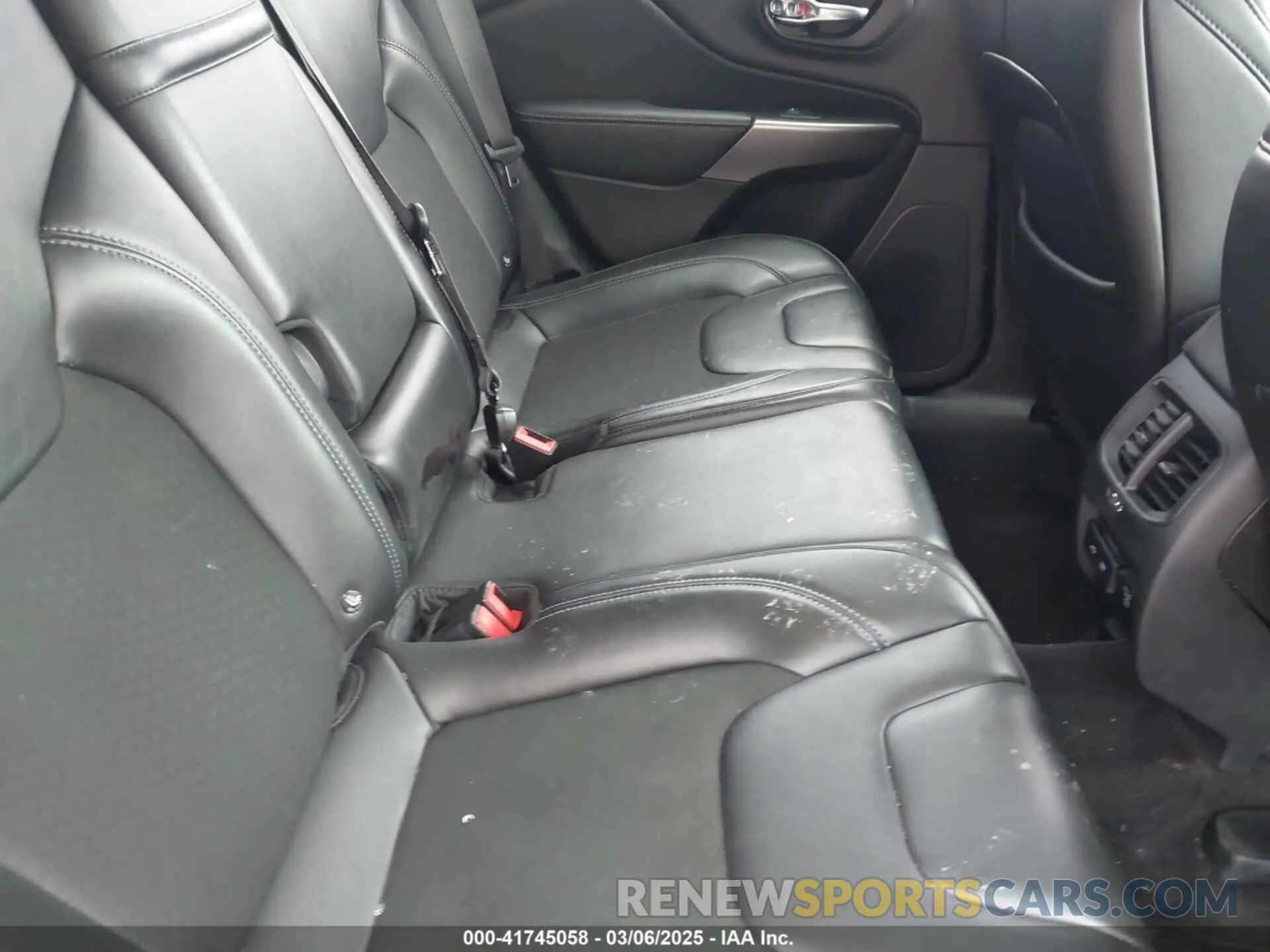 8 Photograph of a damaged car 1C4PJMLB2KD101505 JEEP CHEROKEE 2019