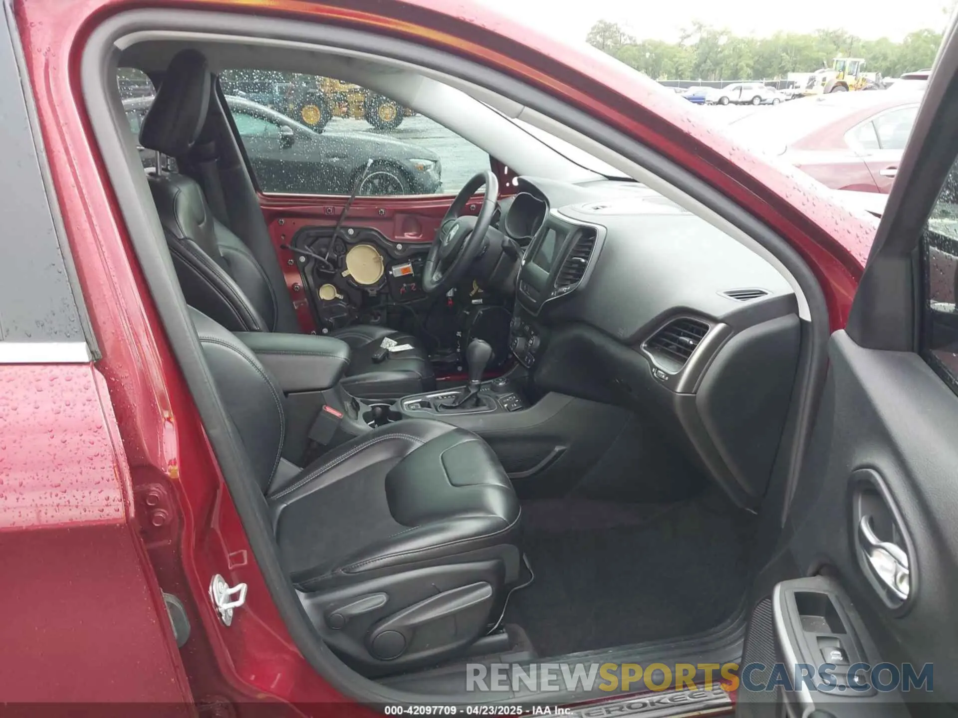 5 Photograph of a damaged car 1C4PJMLB2KD104856 JEEP CHEROKEE 2019