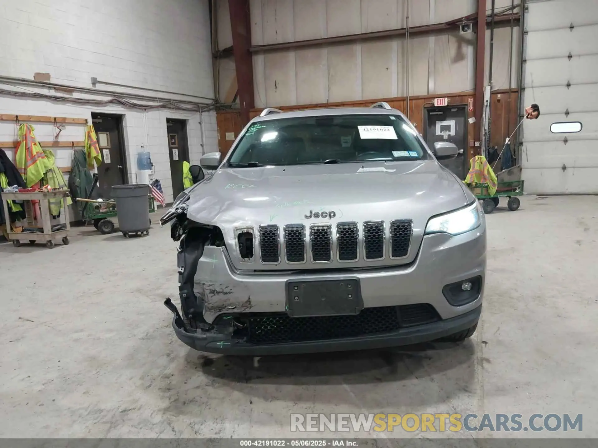 13 Photograph of a damaged car 1C4PJMLB2KD289149 JEEP CHEROKEE 2019