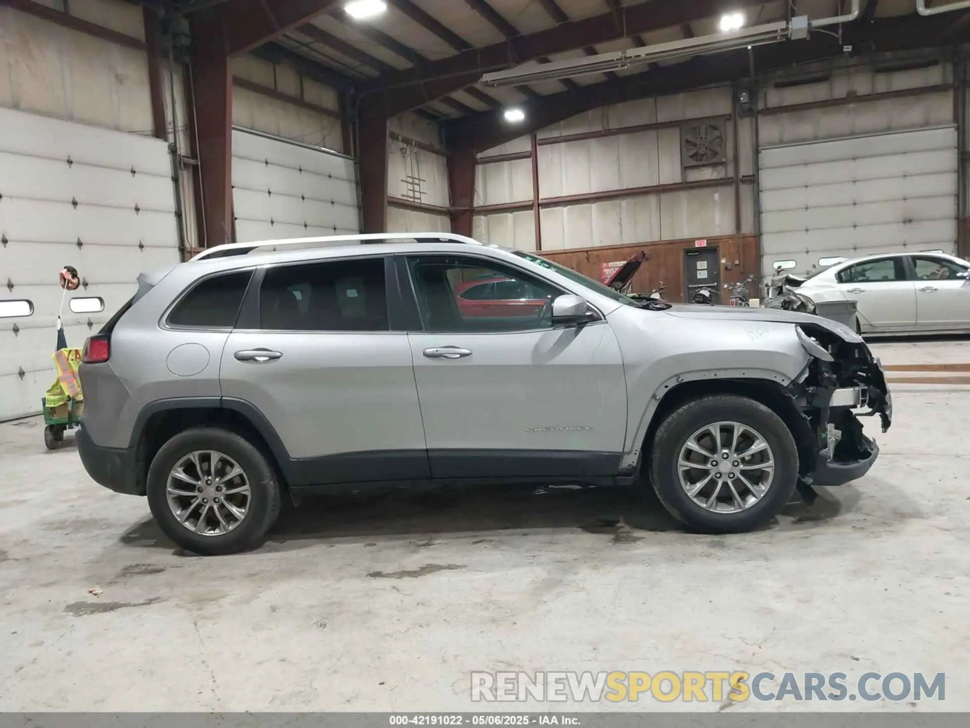 14 Photograph of a damaged car 1C4PJMLB2KD289149 JEEP CHEROKEE 2019