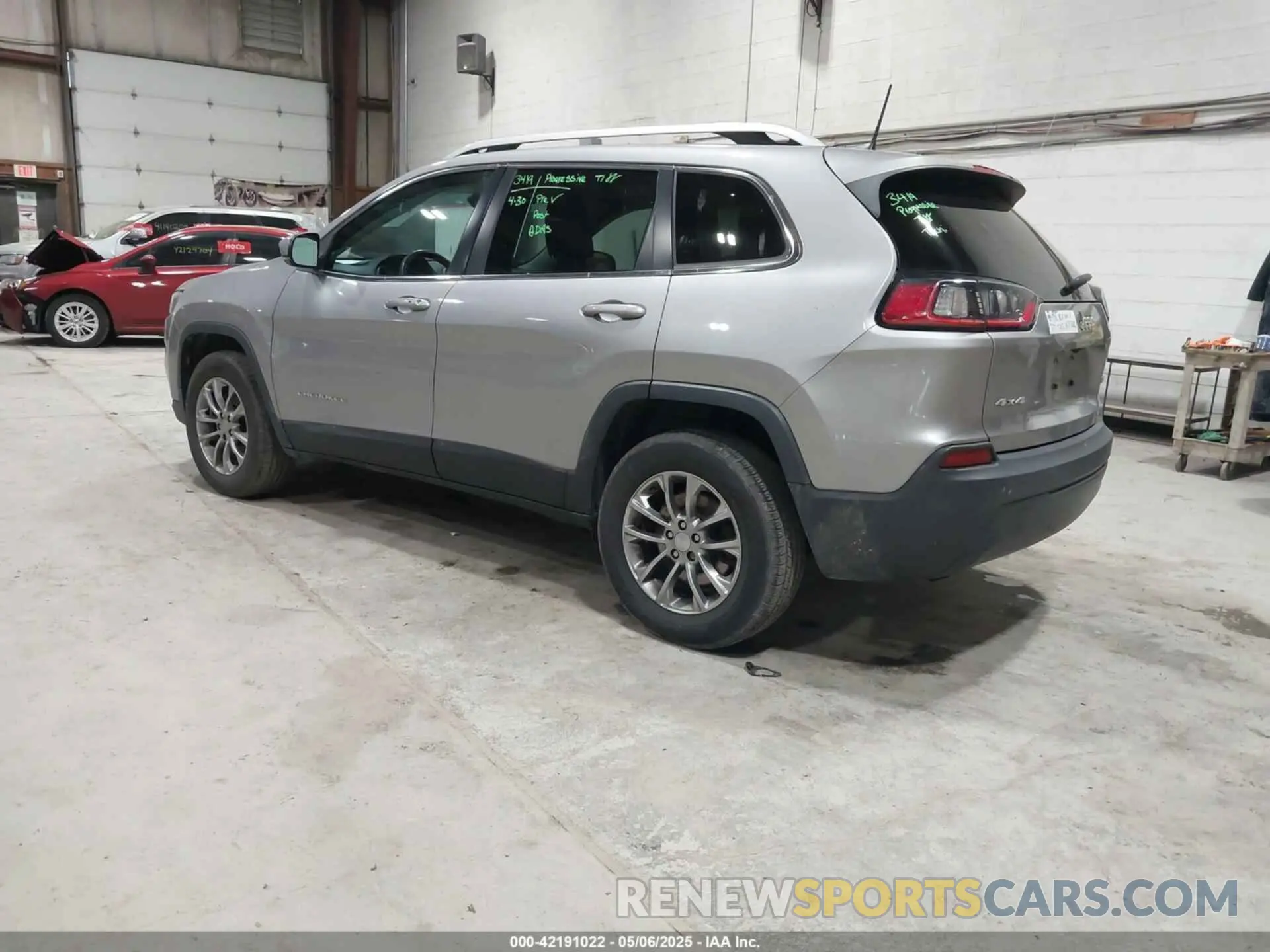 3 Photograph of a damaged car 1C4PJMLB2KD289149 JEEP CHEROKEE 2019