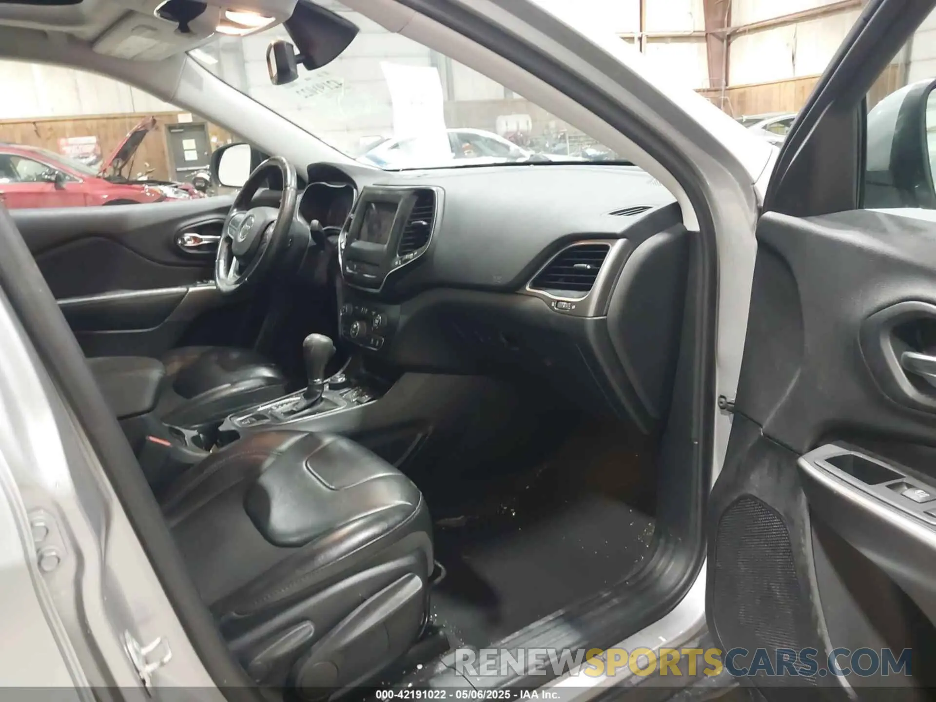 5 Photograph of a damaged car 1C4PJMLB2KD289149 JEEP CHEROKEE 2019