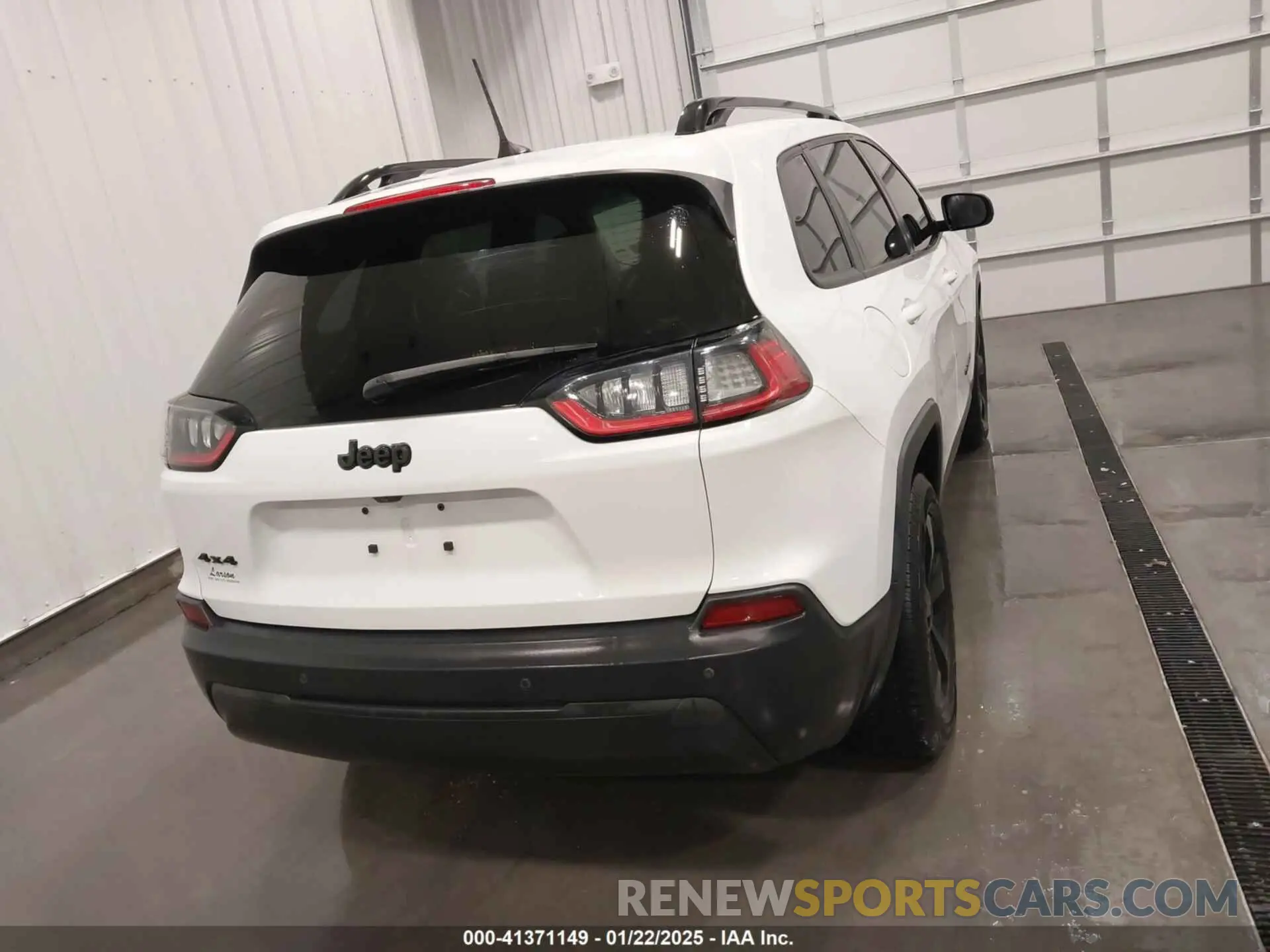 16 Photograph of a damaged car 1C4PJMLB2KD294626 JEEP CHEROKEE 2019