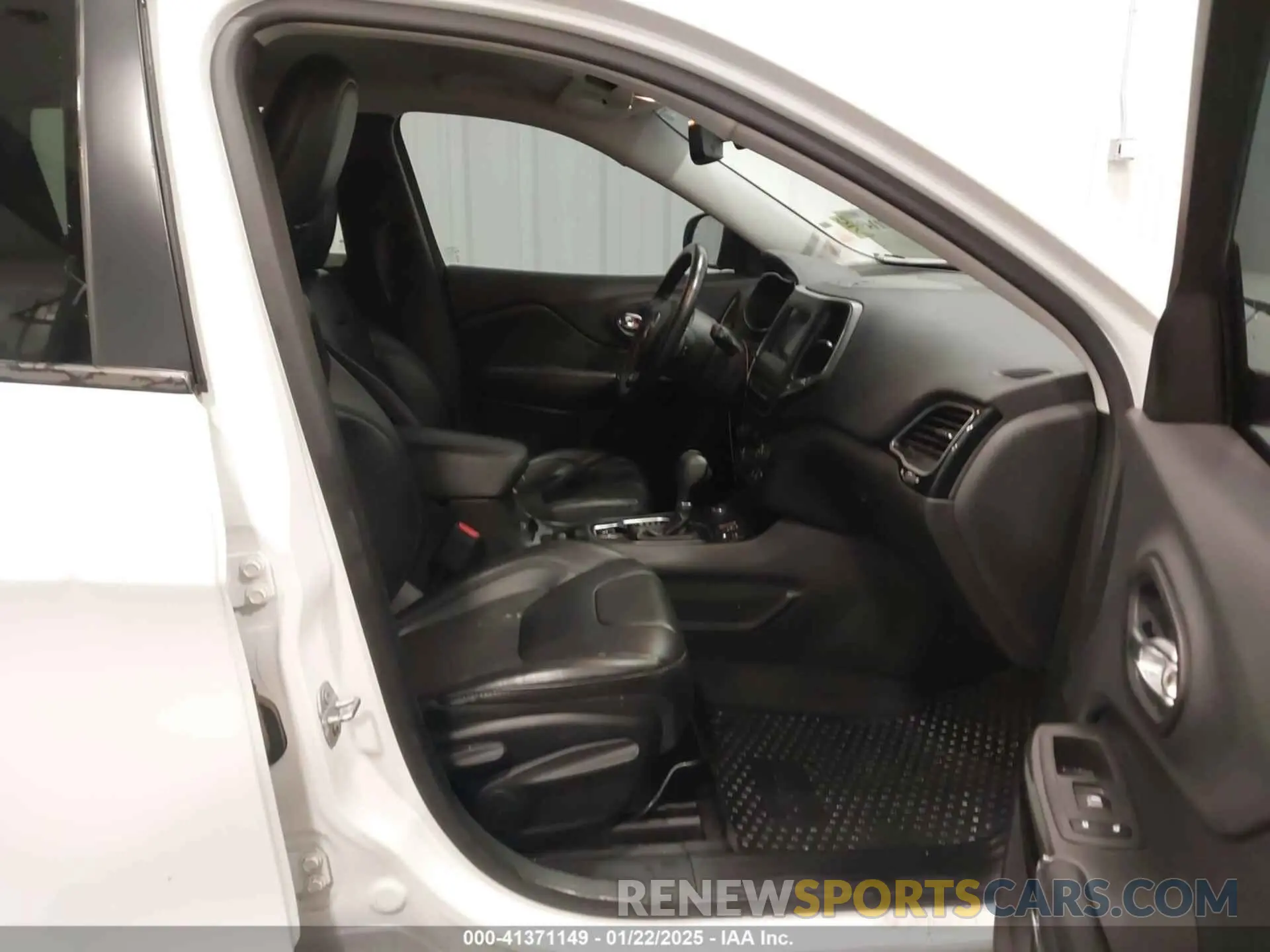 5 Photograph of a damaged car 1C4PJMLB2KD294626 JEEP CHEROKEE 2019