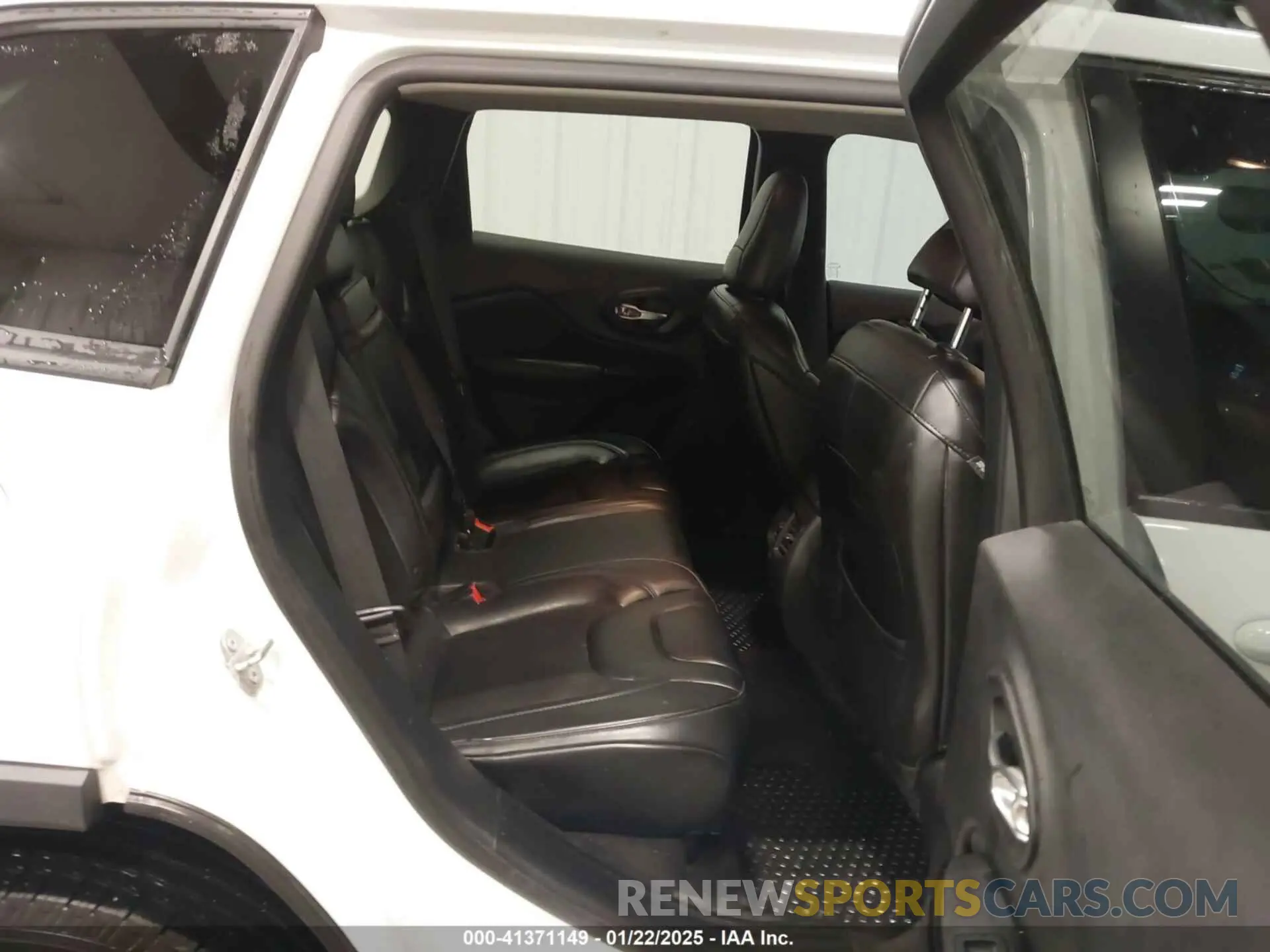 8 Photograph of a damaged car 1C4PJMLB2KD294626 JEEP CHEROKEE 2019