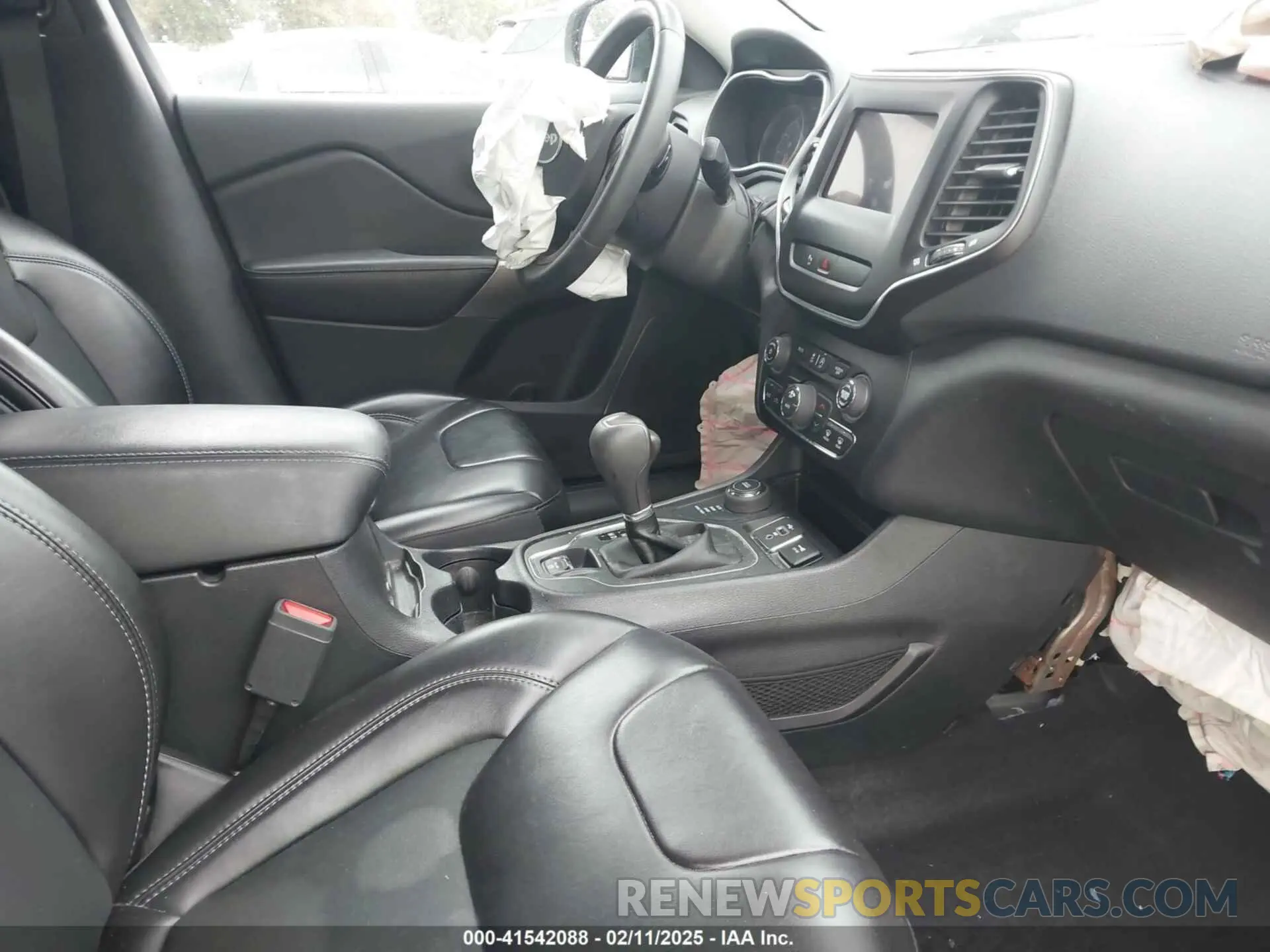 5 Photograph of a damaged car 1C4PJMLB2KD425036 JEEP CHEROKEE 2019
