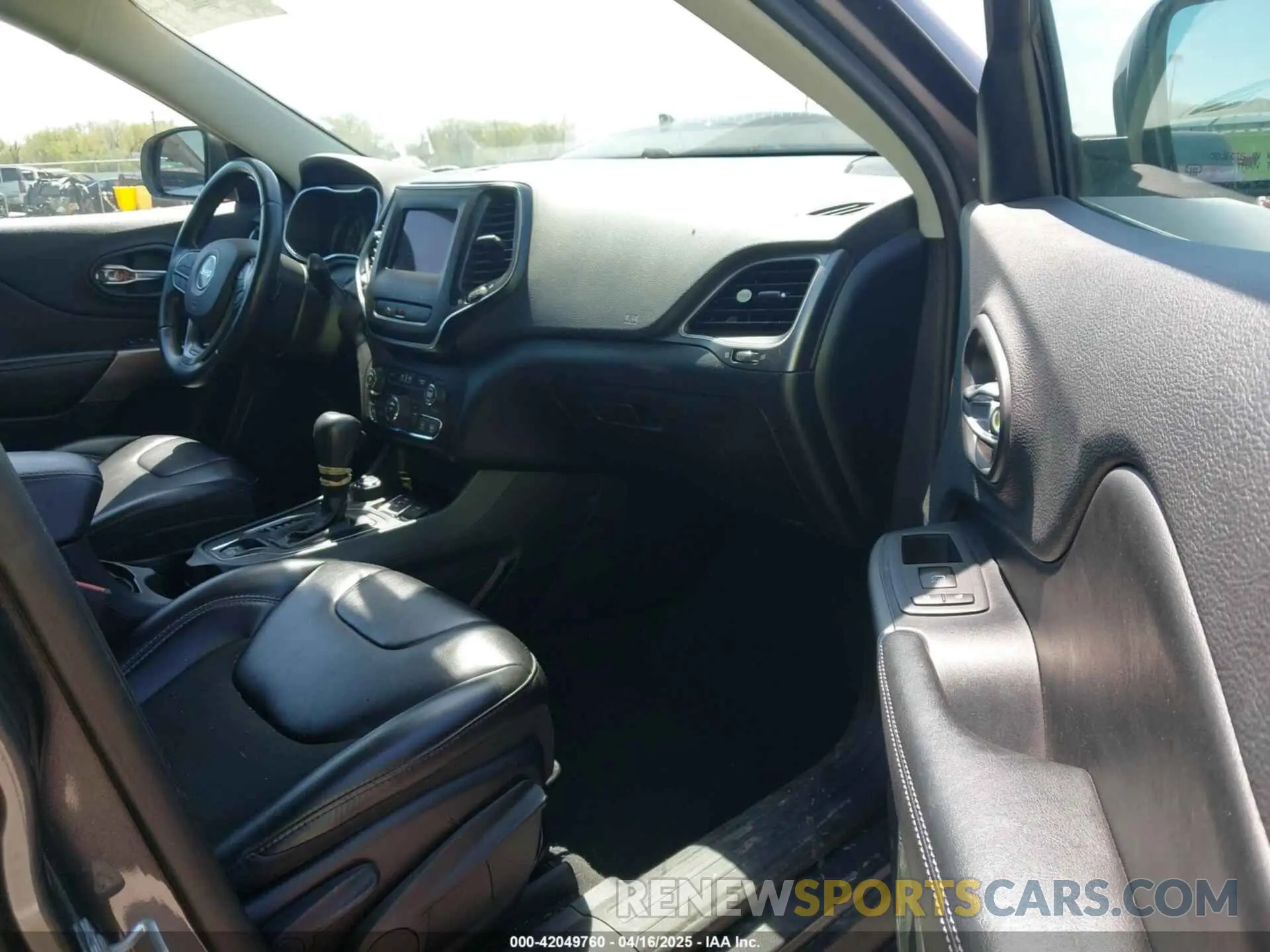 5 Photograph of a damaged car 1C4PJMLB2KD457758 JEEP CHEROKEE 2019
