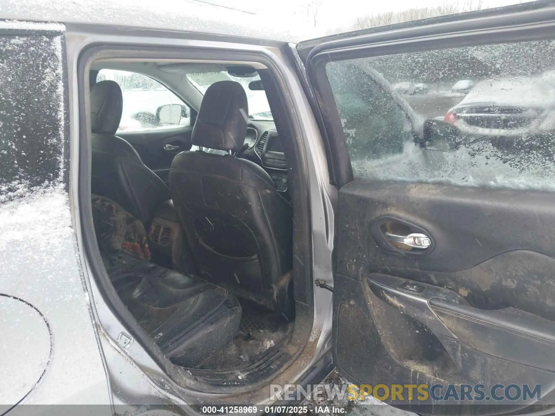 8 Photograph of a damaged car 1C4PJMLB3KD173054 JEEP CHEROKEE 2019