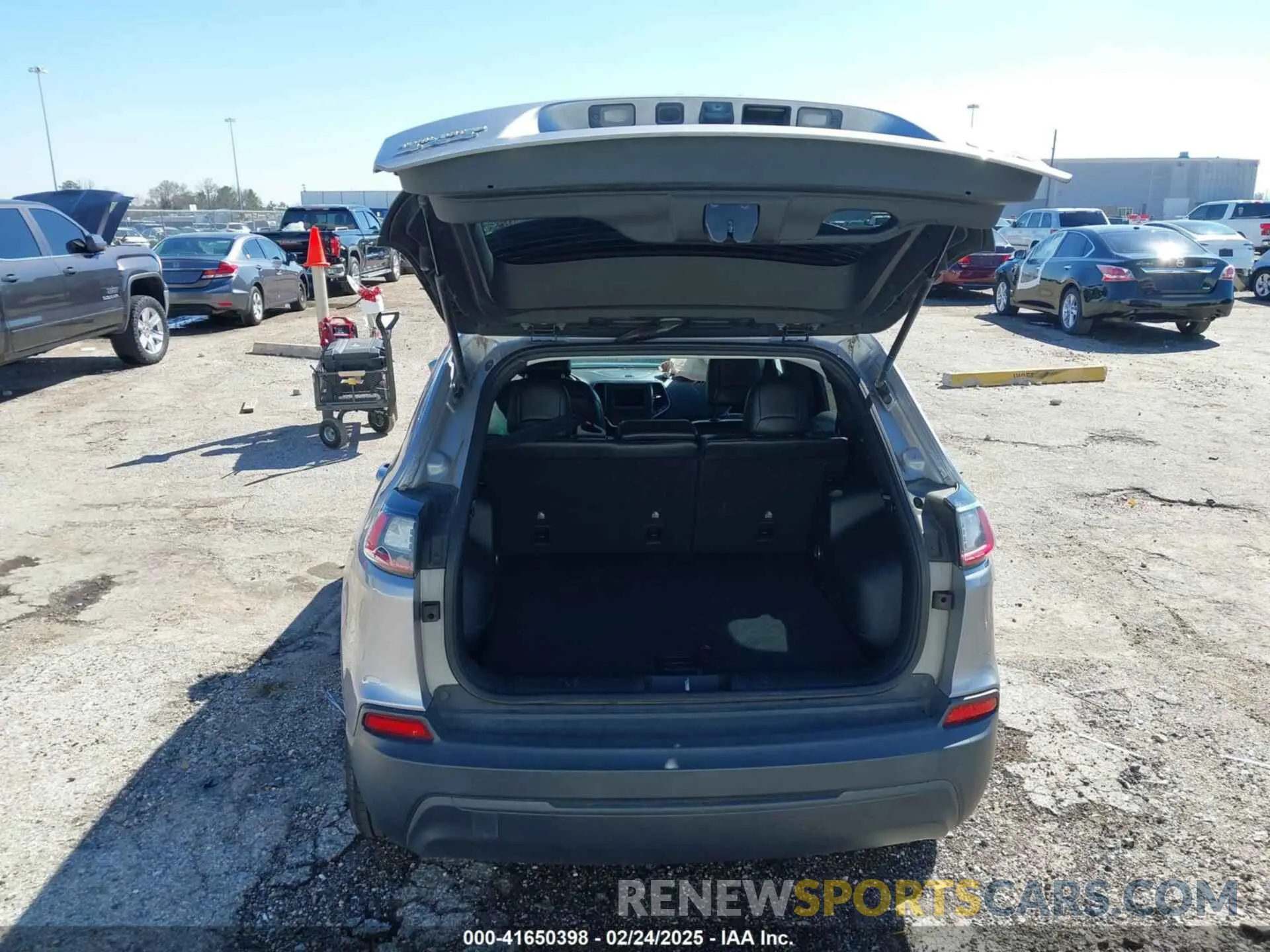 18 Photograph of a damaged car 1C4PJMLB3KD194549 JEEP CHEROKEE 2019