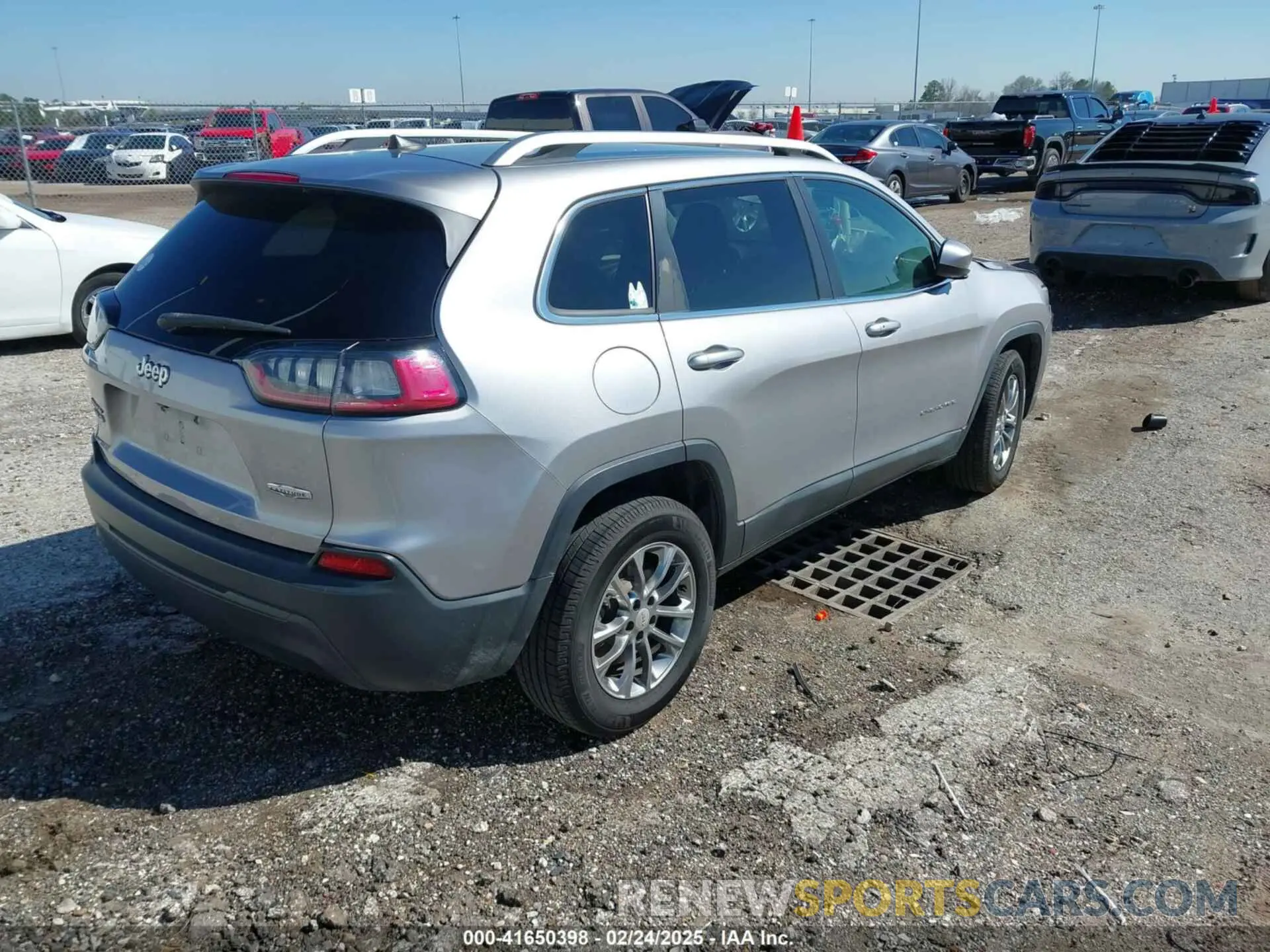 4 Photograph of a damaged car 1C4PJMLB3KD194549 JEEP CHEROKEE 2019