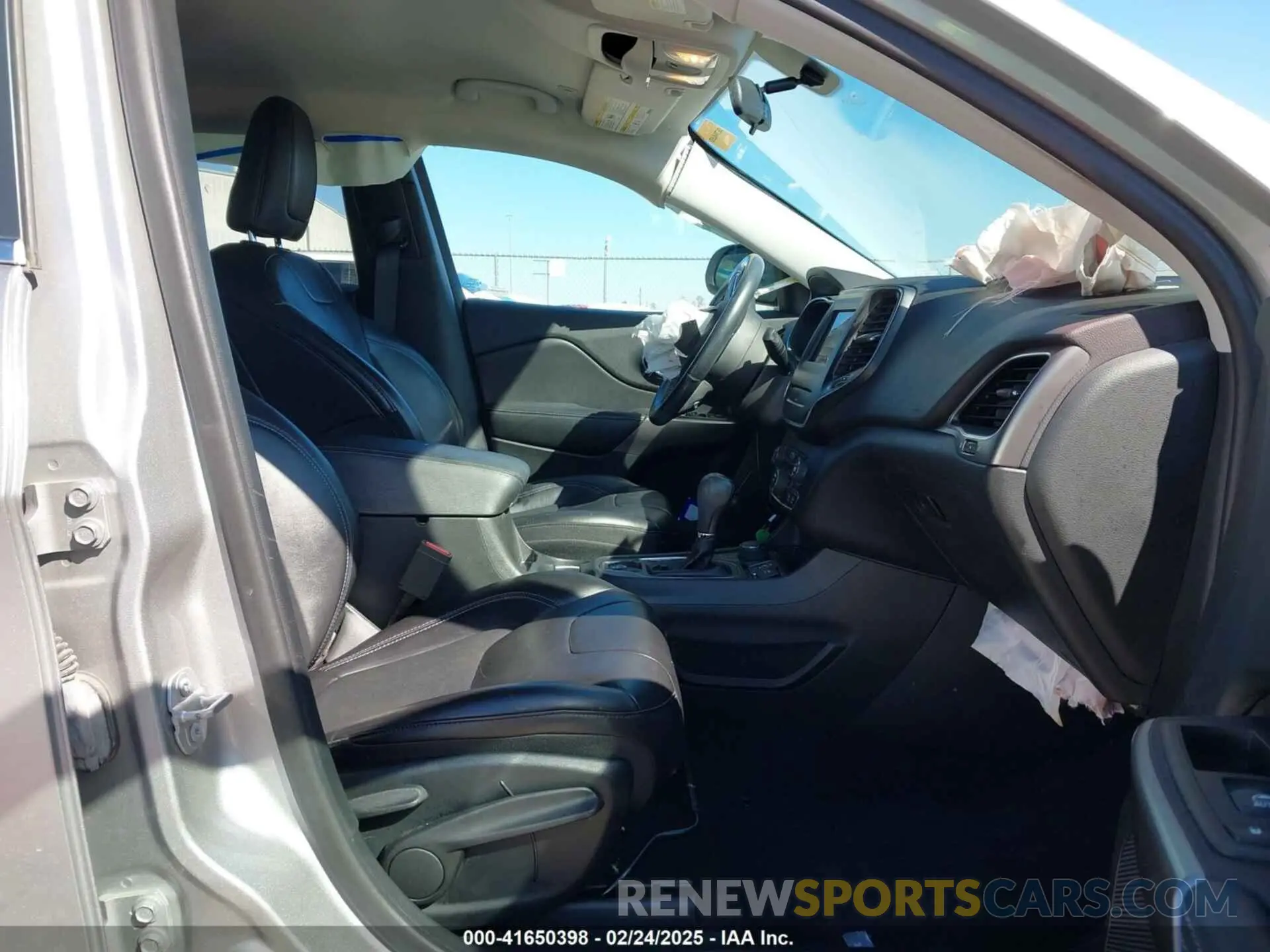 5 Photograph of a damaged car 1C4PJMLB3KD194549 JEEP CHEROKEE 2019