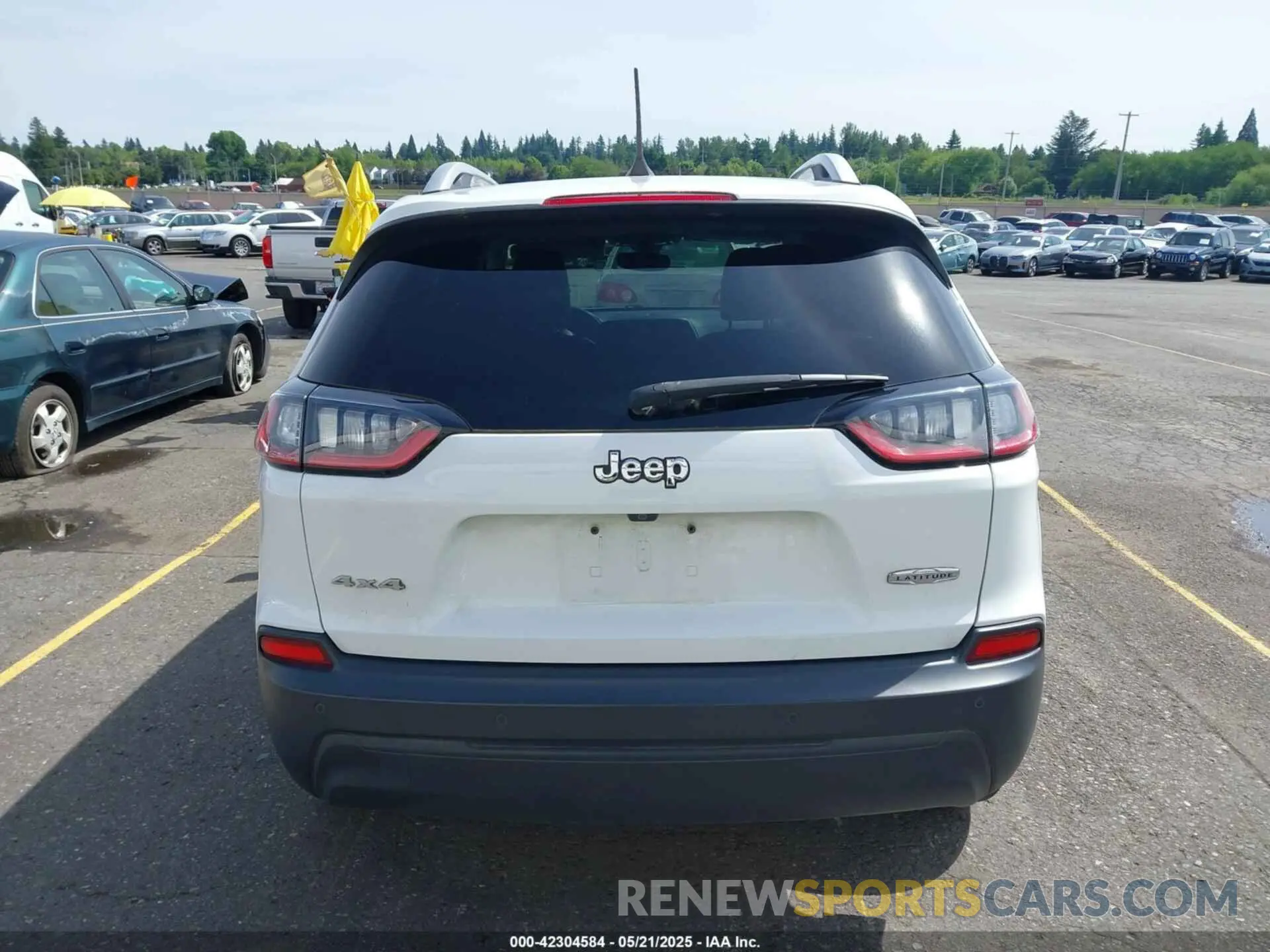17 Photograph of a damaged car 1C4PJMLB3KD351495 JEEP CHEROKEE 2019