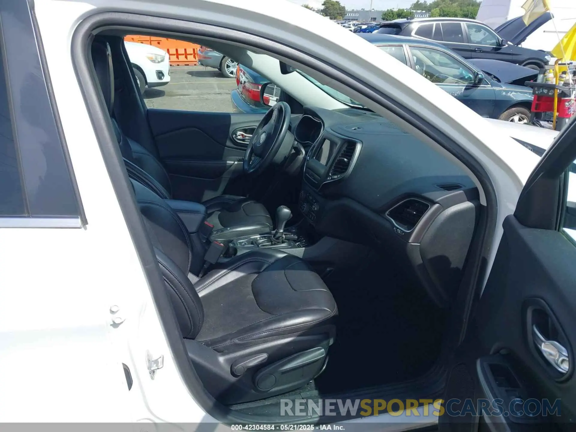 5 Photograph of a damaged car 1C4PJMLB3KD351495 JEEP CHEROKEE 2019